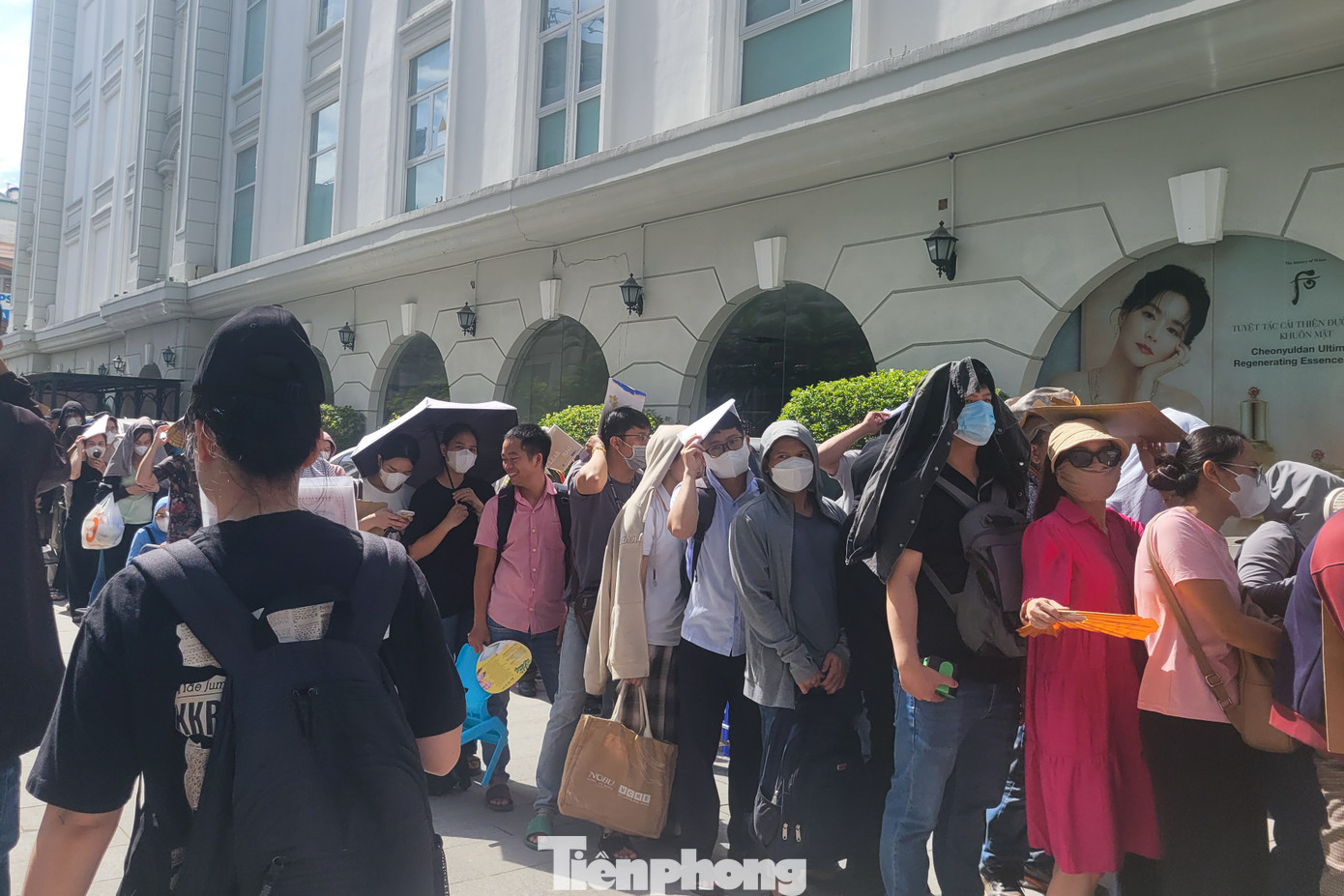 Theo nhiều người dân, họ đã phải xếp hàng từ chiều hôm qua (ngày 29/6), vạ vật để chờ thời điểm mở bán hồ sơ. Hàng trăm người dân đợi xuyên đêm tại trụ sở doanh nghiệp để không bỏ lỡ cơ hội mua dự án chung cư xã hội ở vị trí đắc địa này. Có thời điểm "vỡ trận", chủ đầu tư phải tạm dừng phát số để ổn định trật tự.