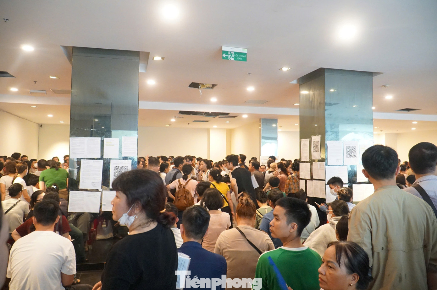 Đến hơn 9h sáng, bà N.T.T.P (quận Sơn Trà) mới tới nộp hồ sơ, xếp ở gần cuối hàng. Nhìn dòng người rồng rắn, bà P. lắc đầu ngao ngán không biết đến bao giờ mới đến lượt mình được vào bốc số. "Xếp hàng như thế này mới chỉ được vào lấy số để hẹn ngày nộp hồ sơ, không biết đến ngày nộp hồ sơ có phải chen chúc như thế này nữa không", bà P. nói.