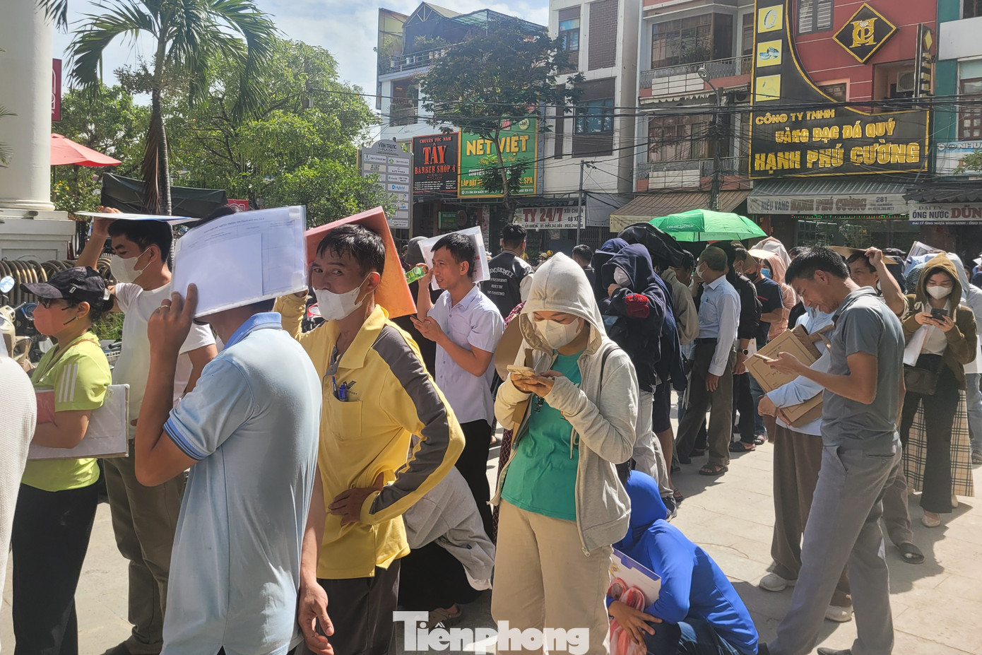 Theo nhiều người dân, họ đã phải xếp hàng từ chiều hôm qua (ngày 29/6), vạ vật để chờ thời điểm mở bán hồ sơ. Hàng trăm người dân đợi xuyên đêm tại trụ sở doanh nghiệp để không bỏ lỡ cơ hội mua dự án chung cư xã hội ở vị trí đắc địa này. Có thời điểm "vỡ trận", chủ đầu tư phải tạm dừng phát số để ổn định trật tự.