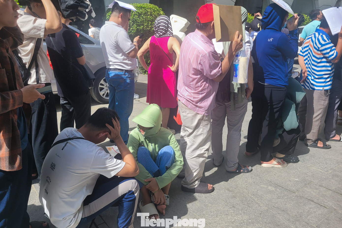 Vì lượng người xếp hàng chờ quá đông, chủ đầu tư phải phát số thứ tự cho người dân, những ai mang theo hồ sơ sẽ được phát số có ghi tên chính chủ và ngày hẹn nộp hồ sơ.