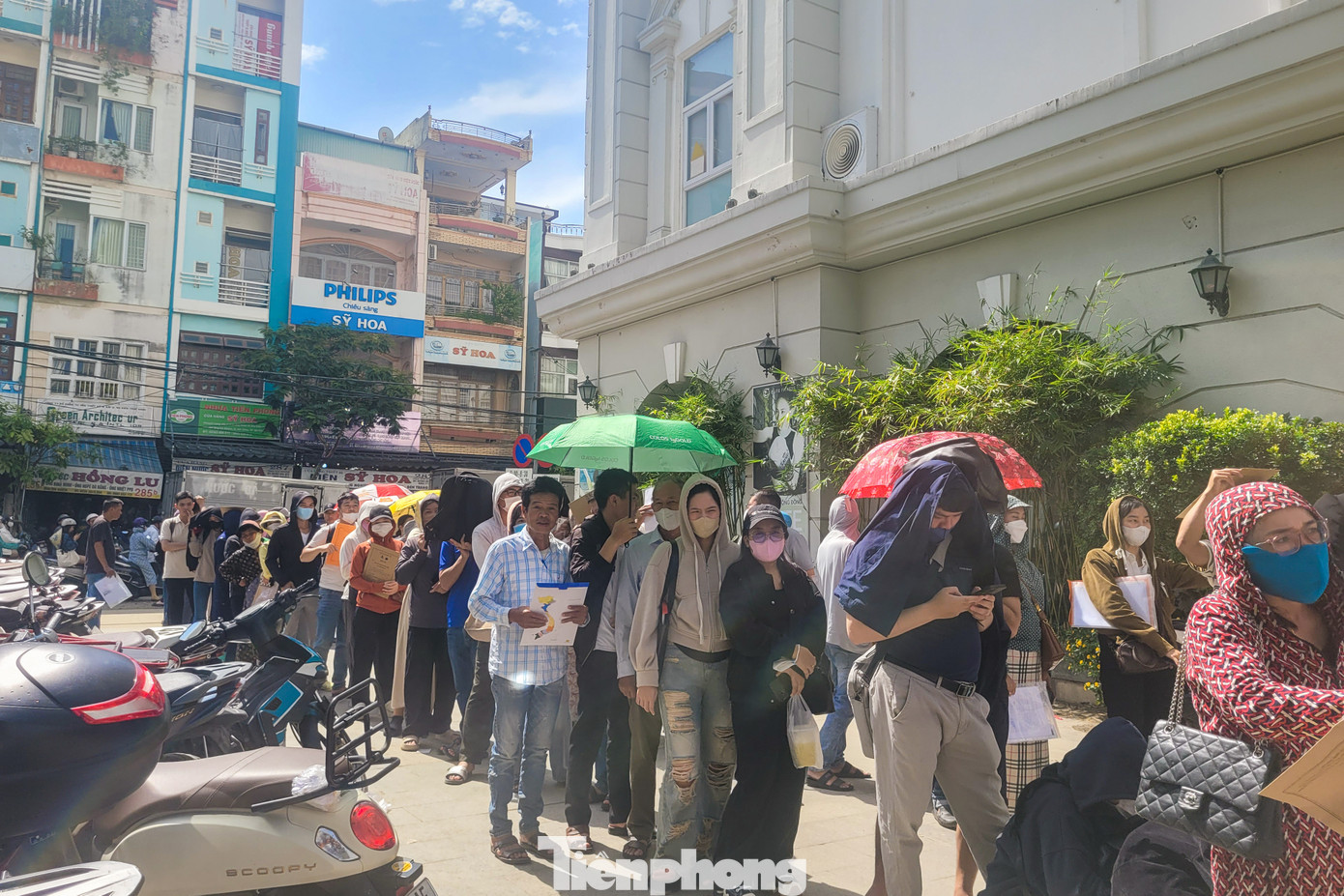 Theo nhiều người dân, họ đã phải xếp hàng từ chiều hôm qua (ngày 29/6), vạ vật để chờ thời điểm mở bán hồ sơ. Hàng trăm người dân đợi xuyên đêm tại trụ sở doanh nghiệp để không bỏ lỡ cơ hội mua dự án chung cư xã hội ở vị trí đắc địa này. Có thời điểm "vỡ trận", chủ đầu tư phải tạm dừng phát số để ổn định trật tự.