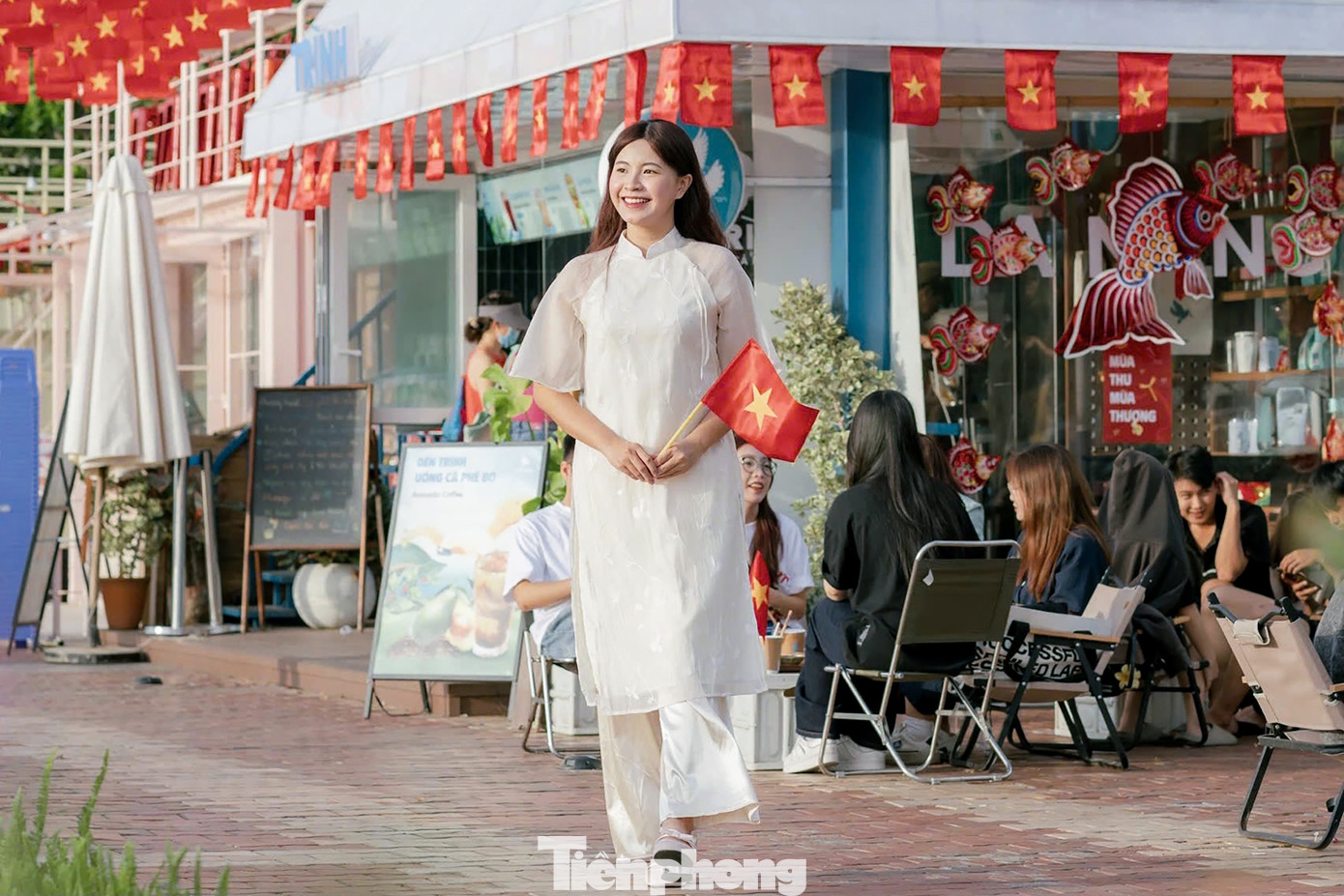 Bạn Nguyễn Thị Phượng lựa chọn trang phục áo dài với lá cờ Tổ quốc trên tay để chụp một bộ ảnh nhân dịp Quốc Khánh. "Đối với những người trẻ như em, trong những dịp đặc biệt như thế này, đây là cách để thể hiện và lan tỏa tinh thần yêu nước, niềm tự hào dân tộc", Phượng nói. Bạn Nguyễn Thị Phượng lựa chọn trang phục áo dài với lá cờ Tổ quốc trên tay để chụp một bộ ảnh nhân dịp Quốc Khánh. "Đối với những người trẻ như em, trong những dịp đặc biệt như thế này, đây là cách để thể hiện và lan tỏa tinh thần yêu nước, niềm tự hào dân tộc", Phượng nói.