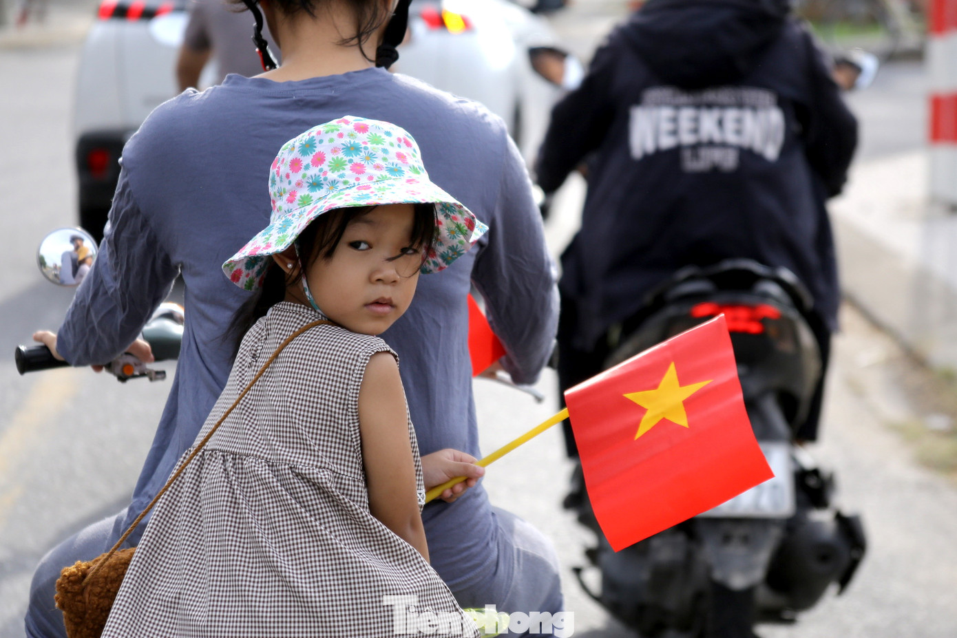Hai em nhỏ vẫy cờ Tổ quốc trên tay thu hút sự chú ý của nhiều người đi đường. Hai em nhỏ vẫy cờ Tổ quốc trên tay thu hút sự chú ý của nhiều người đi đường.
