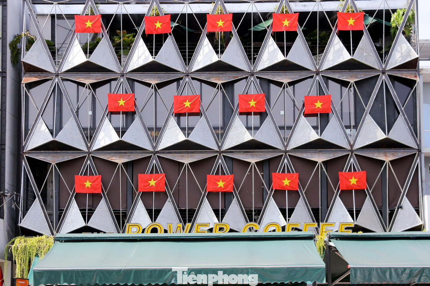 Rất nhiều quán ăn, quán cafe, cửa hàng... ở Đà Nẵng cũng treo cờ đỏ sao vàng vào dịp này. Rất nhiều quán ăn, quán cafe, cửa hàng... ở Đà Nẵng cũng treo cờ đỏ sao vàng vào dịp này.