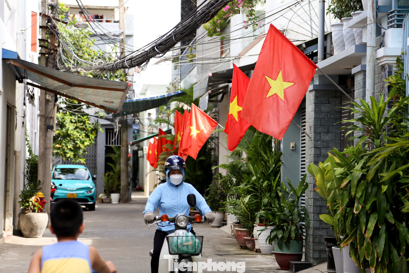 Các kiệt hẻm ở Đà Nẵng cũng được trang trí cờ hoa rực rỡ để chào mừng đại lễ. Bà Mai Thị Việt (Chi hội trưởng phụ nữ Khu dân cư 13, phường Hải Châu 1, quận Hải Châu) cho biết, từ nhiều năm nay, cứ mỗi dịp lễ lớn như Quốc khánh 2 tháng 9, Giải phóng miền Nam 30 tháng 4, Tết Nguyên đán..., người dân trong khu dân cư lại tự động treo cờ Tổ quốc trước nhà. Các kiệt hẻm ở Đà Nẵng cũng được trang trí cờ hoa rực rỡ để chào mừng đại lễ. Bà Mai Thị Việt (Chi hội trưởng phụ nữ Khu dân cư 13, phường Hải Châu 1, quận Hải Châu) cho biết, từ nhiều năm nay, cứ mỗi dịp lễ lớn như Quốc khánh 2 tháng 9, Giải phóng miền Nam 30 tháng 4, Tết Nguyên đán..., người dân trong khu dân cư lại tự động treo cờ Tổ quốc trước nhà.