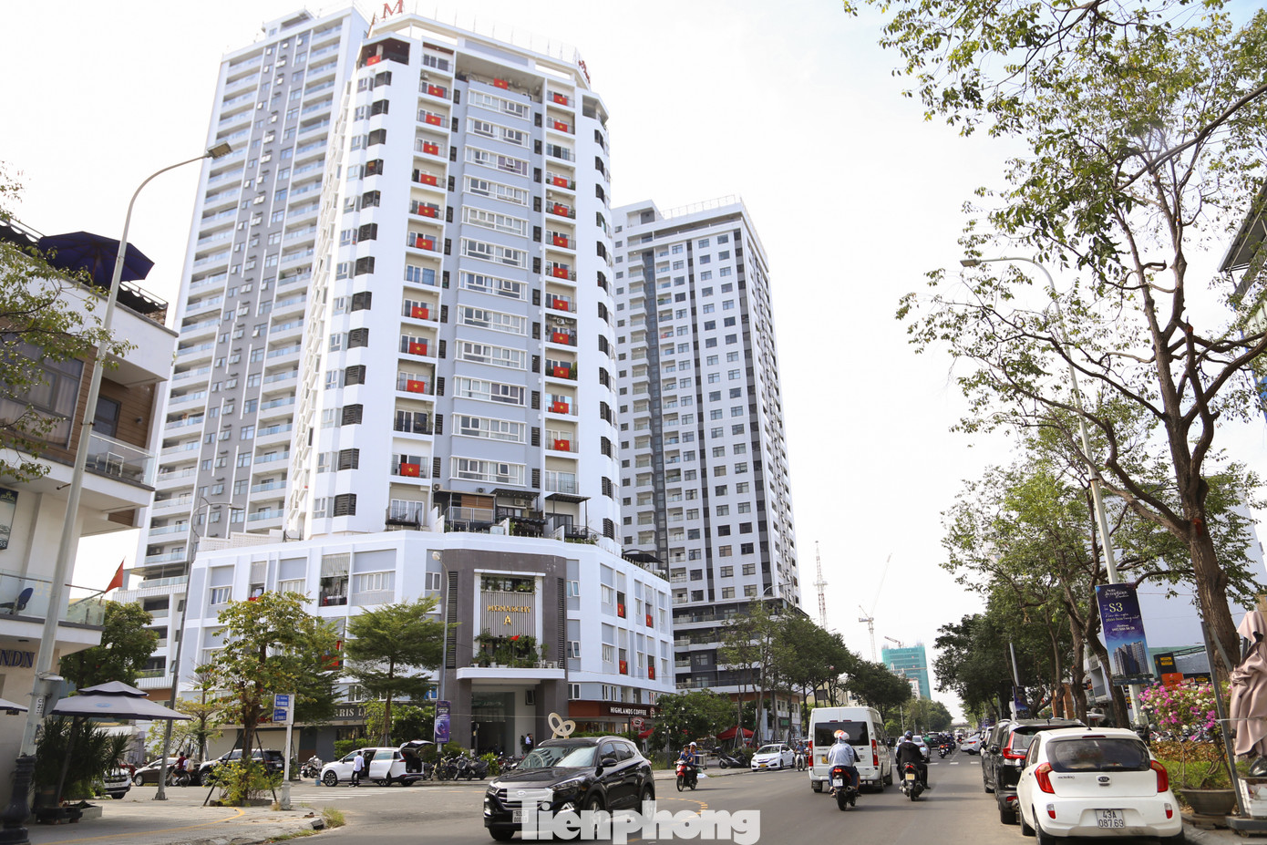 Nhiều chung cư, tòa nhà cao tầng ở Đà Nẵng cũng "phủ" cờ đỏ sao vàng vào dịp Tết Độc lập, tạo nên những điểm nhấn ấn tượng cho các con đường. Nhiều chung cư, tòa nhà cao tầng ở Đà Nẵng cũng "phủ" cờ đỏ sao vàng vào dịp Tết Độc lập, tạo nên những điểm nhấn ấn tượng cho các con đường.