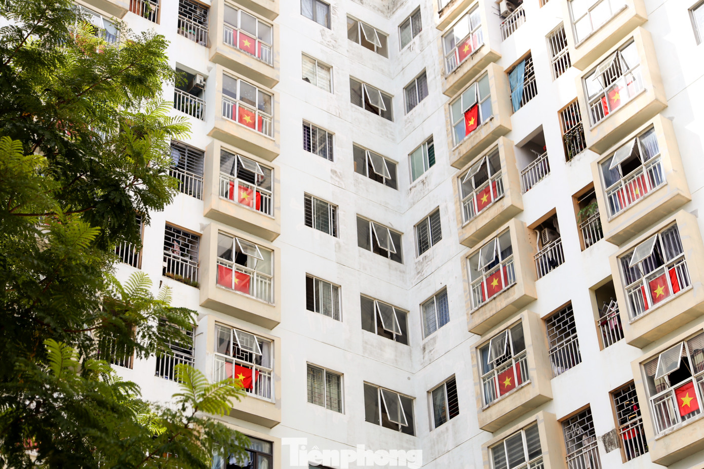 Theo anh Nguyễn Trường Trung (người dân chung cư CT03), cư dân tòa nhà cùng lên kế hoạch và tự nguyện quyên góp để mua Cờ Tổ quốc treo ở ban công mỗi căn hộ, vẽ cờ Tổ quốc lên sân thượng của tòa nhà cũng như mua hoa trang trí chung cư vào dịp này. "Chúng tôi muốn lan tỏa niềm tự hào về lá cờ đỏ sao vàng, về tinh thần yêu nước như rất nhiều người dân và bạn trẻ trên cả nước đang cùng lan tỏa", anh Trung nói. Theo anh Nguyễn Trường Trung (người dân chung cư CT03), cư dân tòa nhà cùng lên kế hoạch và tự nguyện quyên góp để mua Cờ Tổ quốc treo ở ban công mỗi căn hộ, vẽ cờ Tổ quốc lên sân thượng của tòa nhà cũng như mua hoa trang trí chung cư vào dịp này. "Chúng tôi muốn lan tỏa niềm tự hào về lá cờ đỏ sao vàng, về tinh thần yêu nước như rất nhiều người dân và bạn trẻ trên cả nước đang cùng lan tỏa", anh Trung nói.