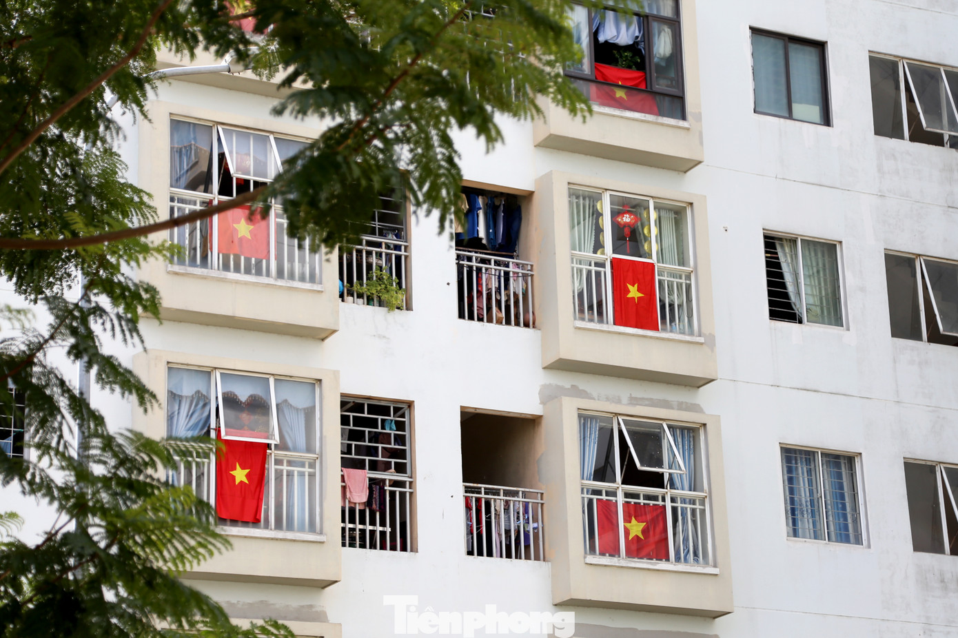 Theo anh Nguyễn Trường Trung (người dân chung cư CT03), cư dân tòa nhà cùng lên kế hoạch và tự nguyện quyên góp để mua Cờ Tổ quốc treo ở ban công mỗi căn hộ, vẽ cờ Tổ quốc lên sân thượng của tòa nhà cũng như mua hoa trang trí chung cư vào dịp này. "Chúng tôi muốn lan tỏa niềm tự hào về lá cờ đỏ sao vàng, về tinh thần yêu nước như rất nhiều người dân và bạn trẻ trên cả nước đang cùng lan tỏa", anh Trung nói. Theo anh Nguyễn Trường Trung (người dân chung cư CT03), cư dân tòa nhà cùng lên kế hoạch và tự nguyện quyên góp để mua Cờ Tổ quốc treo ở ban công mỗi căn hộ, vẽ cờ Tổ quốc lên sân thượng của tòa nhà cũng như mua hoa trang trí chung cư vào dịp này. "Chúng tôi muốn lan tỏa niềm tự hào về lá cờ đỏ sao vàng, về tinh thần yêu nước như rất nhiều người dân và bạn trẻ trên cả nước đang cùng lan tỏa", anh Trung nói.