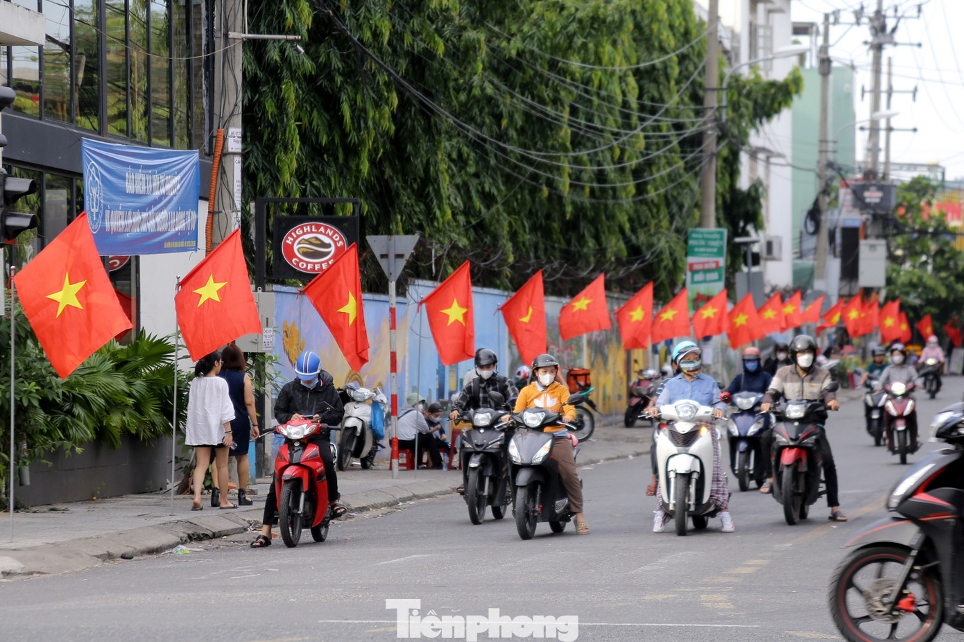 Những đường cờ Tổ quốc được các Chi bộ khu dân cư, các tổ dân phố... vận động người dân triển khai, tạo điểm nhấn, làm đẹp phố phường vào dịp Tết Độc lập. Ảnh: Duy Quốc Những đường cờ Tổ quốc được các Chi bộ khu dân cư, các tổ dân phố... vận động người dân triển khai, tạo điểm nhấn, làm đẹp phố phường vào dịp Tết Độc lập. Ảnh: Duy Quốc