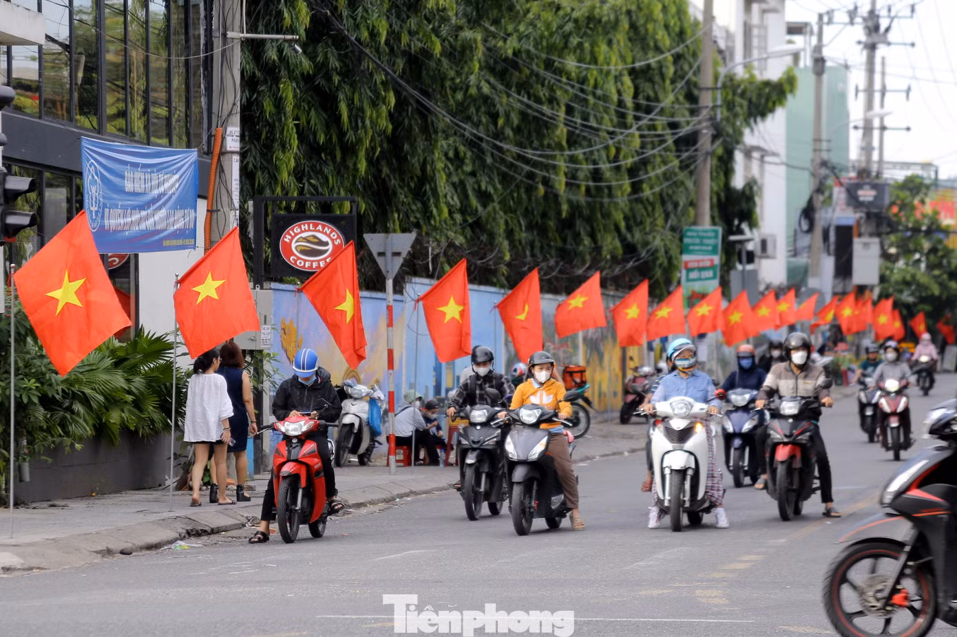 Những đường cờ Tổ quốc được các Chi bộ khu dân cư, các tổ dân phố... vận động người dân triển khai, tạo điểm nhấn, làm đẹp phố phường vào dịp Tết Độc lập. Ảnh: Duy Quốc Những đường cờ Tổ quốc được các Chi bộ khu dân cư, các tổ dân phố... vận động người dân triển khai, tạo điểm nhấn, làm đẹp phố phường vào dịp Tết Độc lập. Ảnh: Duy Quốc