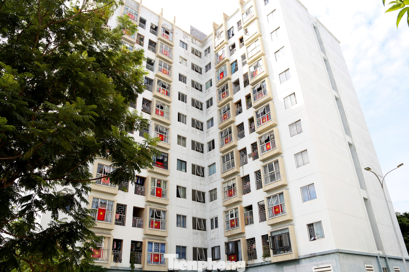 Người dân sinh sống ở toà chung cư CT03, khu Chung cư Phong Bắc (quận Cẩm Lệ) cùng đóng góp để mua và treo cờ Tổ quốc vào dịp Quốc Khánh 2/9. Người dân sinh sống ở toà chung cư CT03, khu Chung cư Phong Bắc (quận Cẩm Lệ) cùng đóng góp để mua và treo cờ Tổ quốc vào dịp Quốc Khánh 2/9.