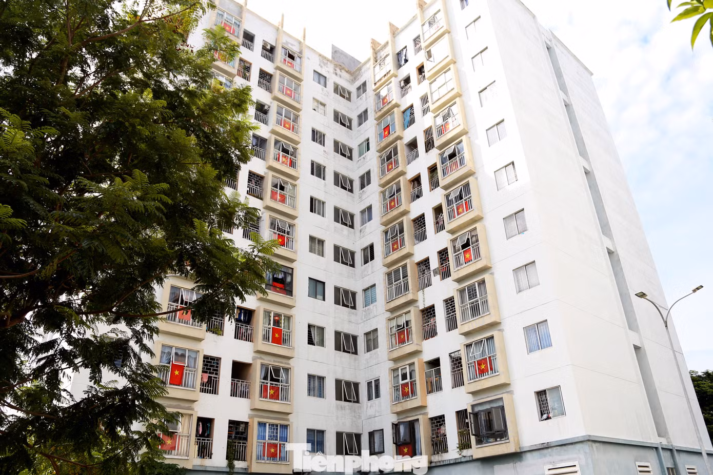 Người dân sinh sống ở toà chung cư CT03, khu Chung cư Phong Bắc (quận Cẩm Lệ) cùng đóng góp để mua và treo cờ Tổ quốc vào dịp Quốc Khánh 2/9. Người dân sinh sống ở toà chung cư CT03, khu Chung cư Phong Bắc (quận Cẩm Lệ) cùng đóng góp để mua và treo cờ Tổ quốc vào dịp Quốc Khánh 2/9.