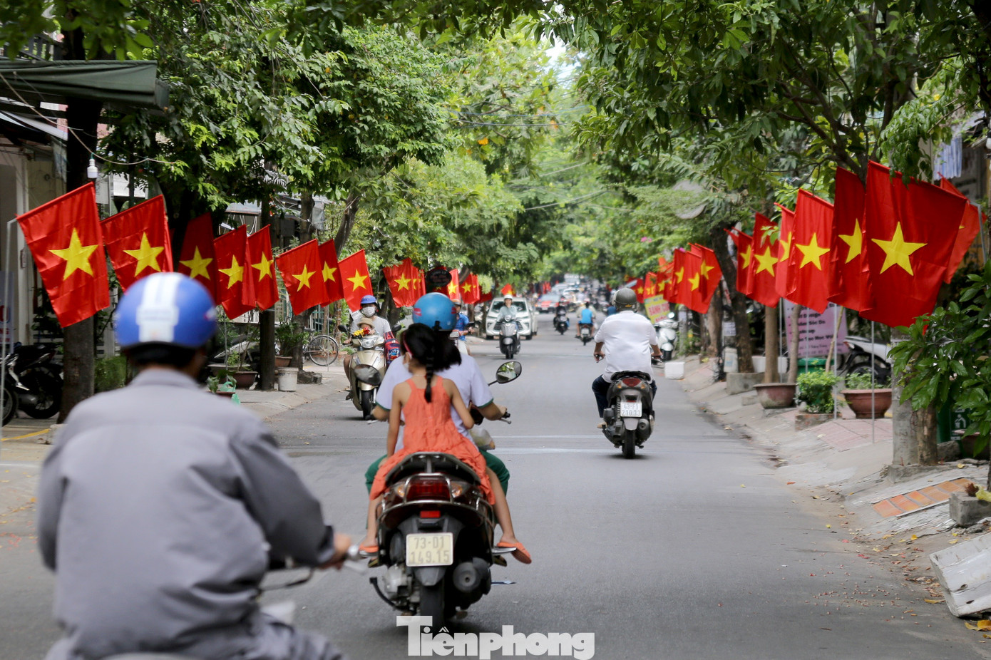 Trên tất cả các tuyến đường ở Đà Nẵng, dễ dàng bắt gặp hình ảnh lá cờ đỏ sao vàng tung bay rực rỡ trong nắng, tạo nên một hình ảnh đẹp trong lòng người dân và du khách. Trên tất cả các tuyến đường ở Đà Nẵng, dễ dàng bắt gặp hình ảnh lá cờ đỏ sao vàng tung bay rực rỡ trong nắng, tạo nên một hình ảnh đẹp trong lòng người dân và du khách.