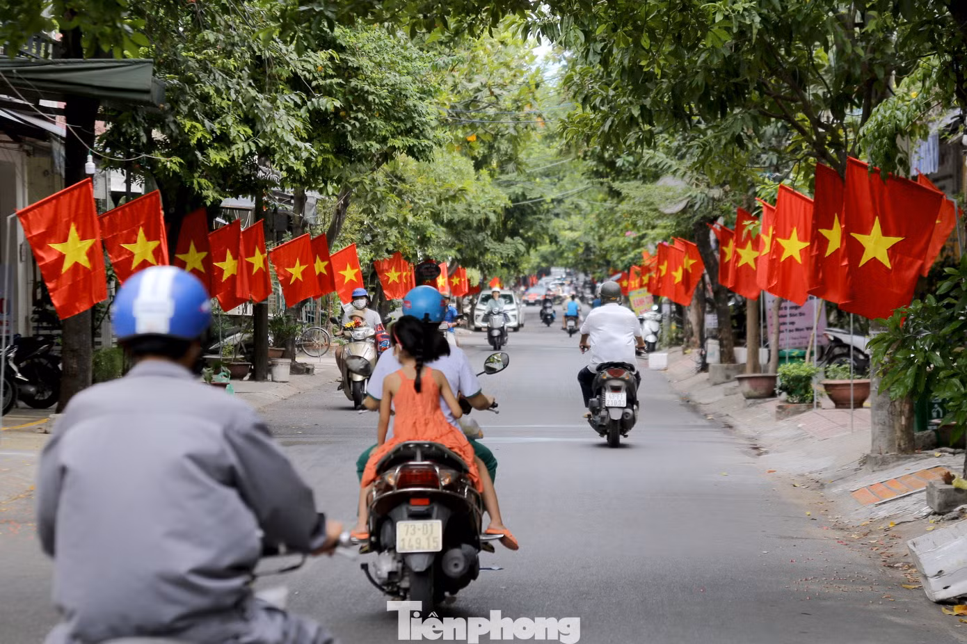 Trên tất cả các tuyến đường ở Đà Nẵng, dễ dàng bắt gặp hình ảnh lá cờ đỏ sao vàng tung bay rực rỡ trong nắng, tạo nên một hình ảnh đẹp trong lòng người dân và du khách. Trên tất cả các tuyến đường ở Đà Nẵng, dễ dàng bắt gặp hình ảnh lá cờ đỏ sao vàng tung bay rực rỡ trong nắng, tạo nên một hình ảnh đẹp trong lòng người dân và du khách.