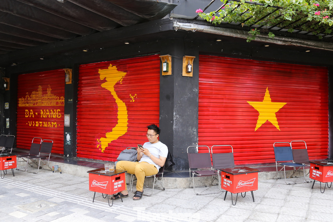 Nhiều quán cafe, trung tâm thương mại, nhà hàng, quán ăn... ở Đà Nẵng cũng "bắt trend" vẽ cờ Tổ quốc lên cửa cuốn, lên tường... để lan tỏa lòng tự hào, tinh thần dân tộc. Nhiều quán cafe, trung tâm thương mại, nhà hàng, quán ăn... ở Đà Nẵng cũng "bắt trend" vẽ cờ Tổ quốc lên cửa cuốn, lên tường... để lan tỏa lòng tự hào, tinh thần dân tộc.