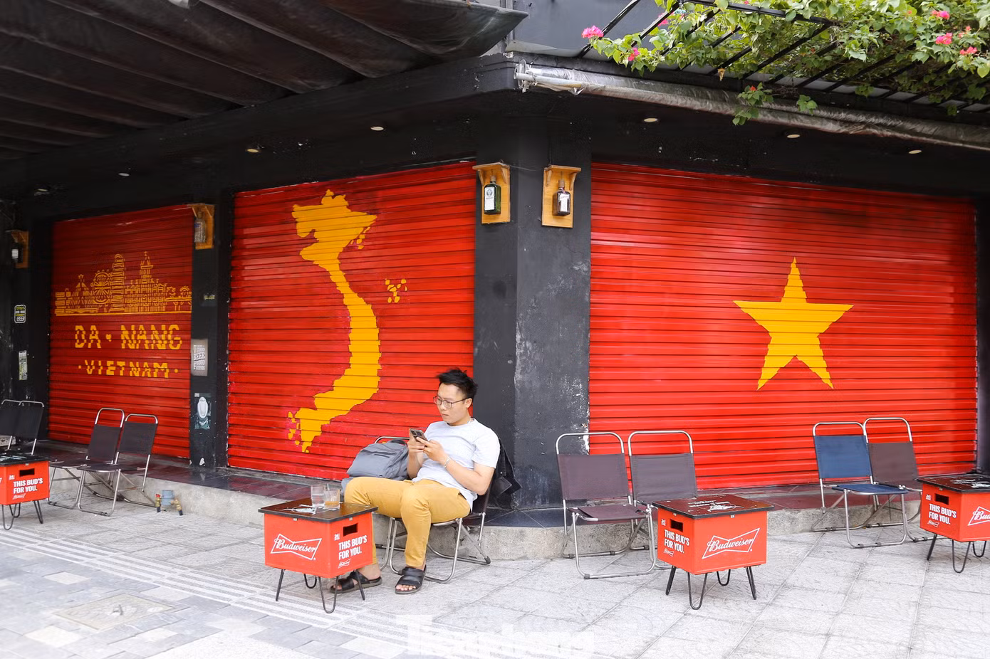 Nhiều quán cafe, trung tâm thương mại, nhà hàng, quán ăn... ở Đà Nẵng cũng "bắt trend" vẽ cờ Tổ quốc lên cửa cuốn, lên tường... để lan tỏa lòng tự hào, tinh thần dân tộc. Nhiều quán cafe, trung tâm thương mại, nhà hàng, quán ăn... ở Đà Nẵng cũng "bắt trend" vẽ cờ Tổ quốc lên cửa cuốn, lên tường... để lan tỏa lòng tự hào, tinh thần dân tộc.