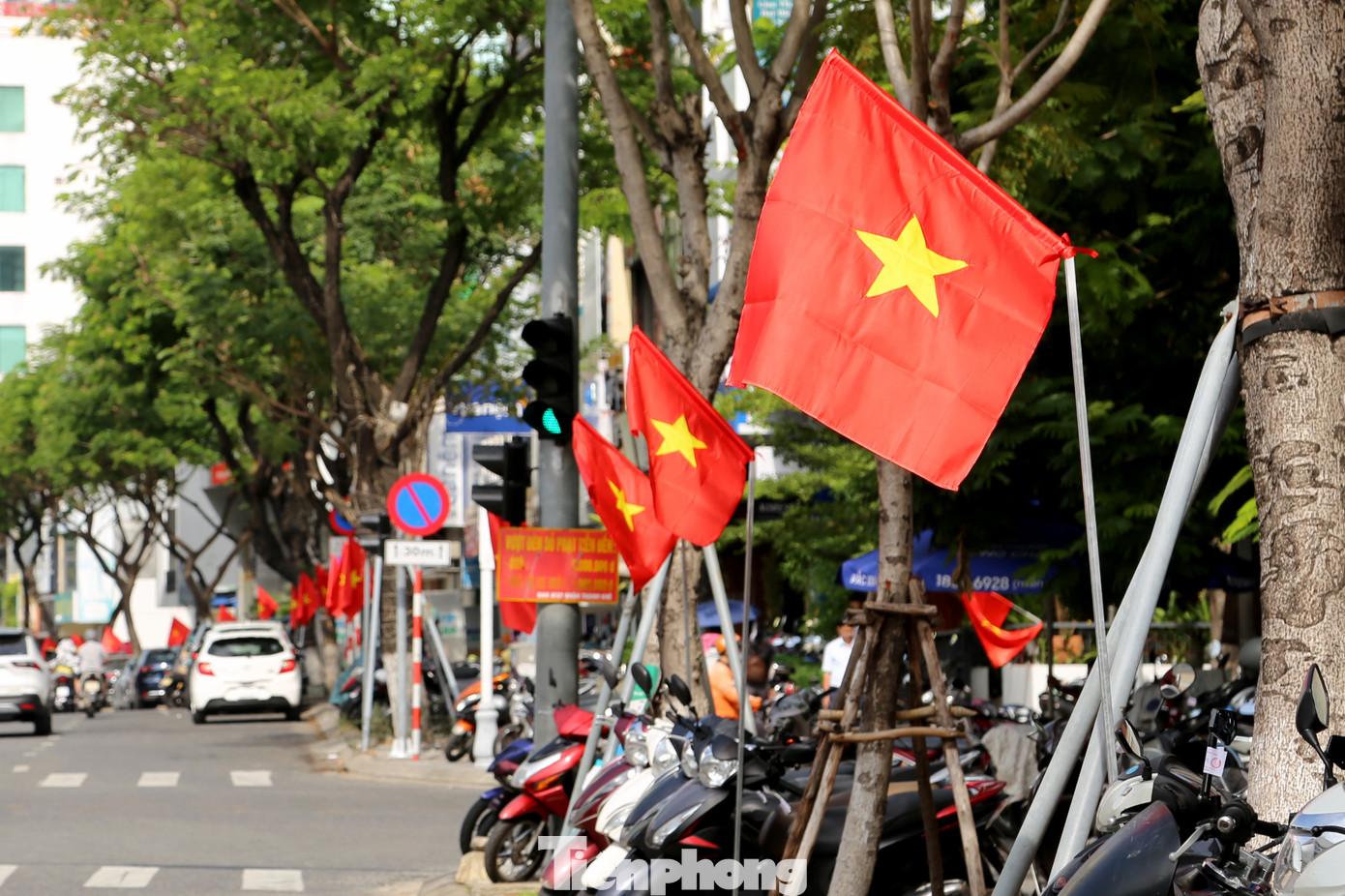 Từ nhiều ngày nay, các tuyến đường trung tâm Đà Nẵng như Nguyễn Văn Linh, Bạch Đằng, Lê Duẩn, Võ Văn Kiệt, Trần Phú... được trang trí cờ hoa rực rỡ để chào mừng Ngày Quốc khánh 2 tháng 9. Sắc cờ đỏ sao vàng ngập tràn khắp các khu dân cư. Ảnh: Giang Thanh Từ nhiều ngày nay, các tuyến đường trung tâm Đà Nẵng như Nguyễn Văn Linh, Bạch Đằng, Lê Duẩn, Võ Văn Kiệt, Trần Phú... được trang trí cờ hoa rực rỡ để chào mừng Ngày Quốc khánh 2 tháng 9. Sắc cờ đỏ sao vàng ngập tràn khắp các khu dân cư. Ảnh: Giang Thanh