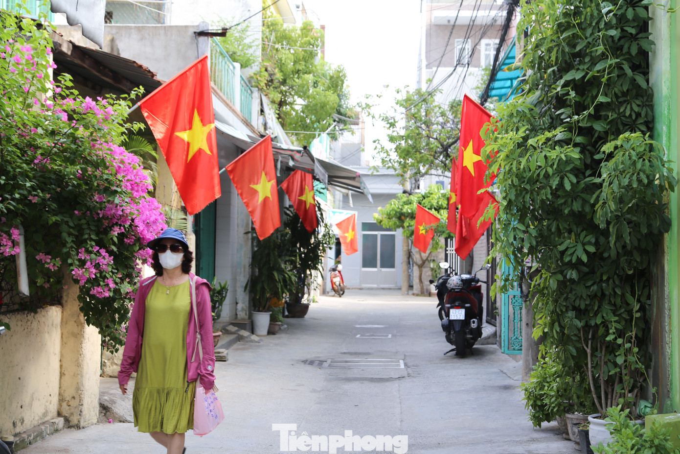 "Để tạo nên hình ảnh đẹp, chỉn chu, Chi bộ và Tổ dân phố cũng quy định về cách thức treo cờ Tổ quốc, kích thước và chiều dài cán cờ... Mỗi lá cờ đỏ sao vàng tung bay là niềm tự hào của mỗi người Việt, thể hiện tinh thần yêu nước nồng nàn bao đời này; cũng là lời nhắc nhở thế hệ trẻ về những trang lịch sử vẻ vang của dân tộc", bà Việt nói. "Để tạo nên hình ảnh đẹp, chỉn chu, Chi bộ và Tổ dân phố cũng quy định về cách thức treo cờ Tổ quốc, kích thước và chiều dài cán cờ... Mỗi lá cờ đỏ sao vàng tung bay là niềm tự hào của mỗi người Việt, thể hiện tinh thần yêu nước nồng nàn bao đời này; cũng là lời nhắc nhở thế hệ trẻ về những trang lịch sử vẻ vang của dân tộc", bà Việt nói.