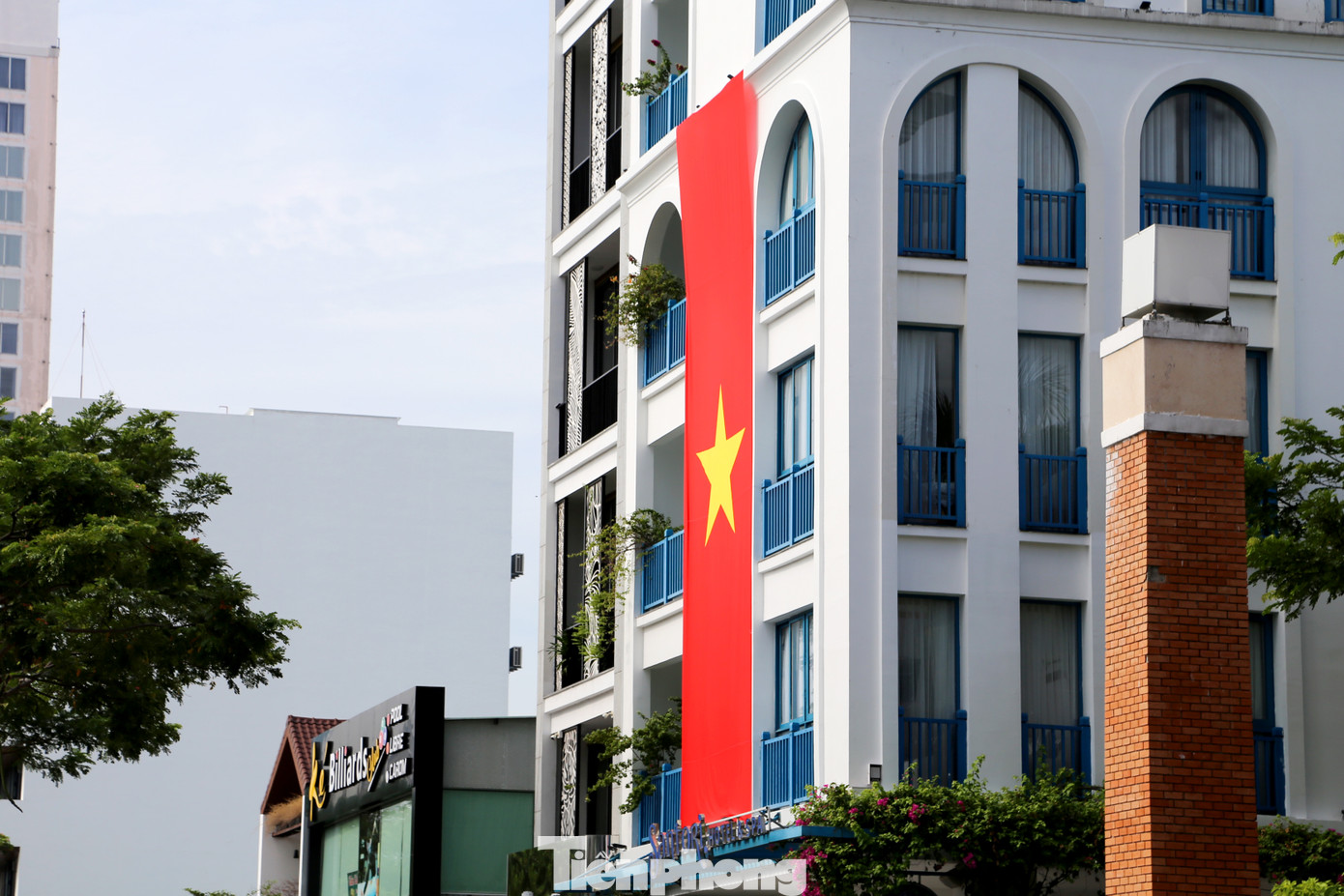 Một khách sạn trên đường Trần Hưng Đạo (quận Sơn Trà) treo lá cờ Tổ quốc lớn dọc mặt tiền tòa nhà, tạo nên một hình ảnh độc đáo bên sông Hàn. Một khách sạn trên đường Trần Hưng Đạo (quận Sơn Trà) treo lá cờ Tổ quốc lớn dọc mặt tiền tòa nhà, tạo nên một hình ảnh độc đáo bên sông Hàn.