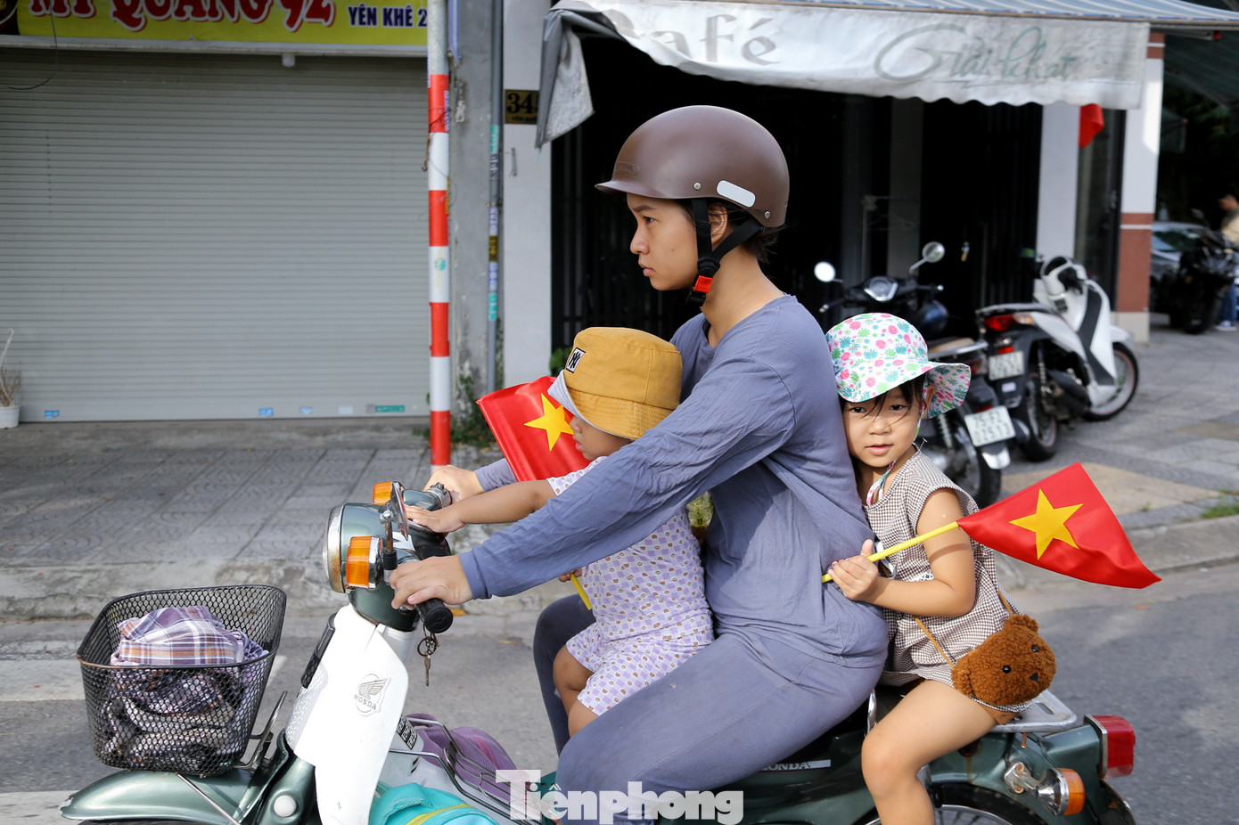 Hai em nhỏ vẫy cờ Tổ quốc trên tay thu hút sự chú ý của nhiều người đi đường. Hai em nhỏ vẫy cờ Tổ quốc trên tay thu hút sự chú ý của nhiều người đi đường.