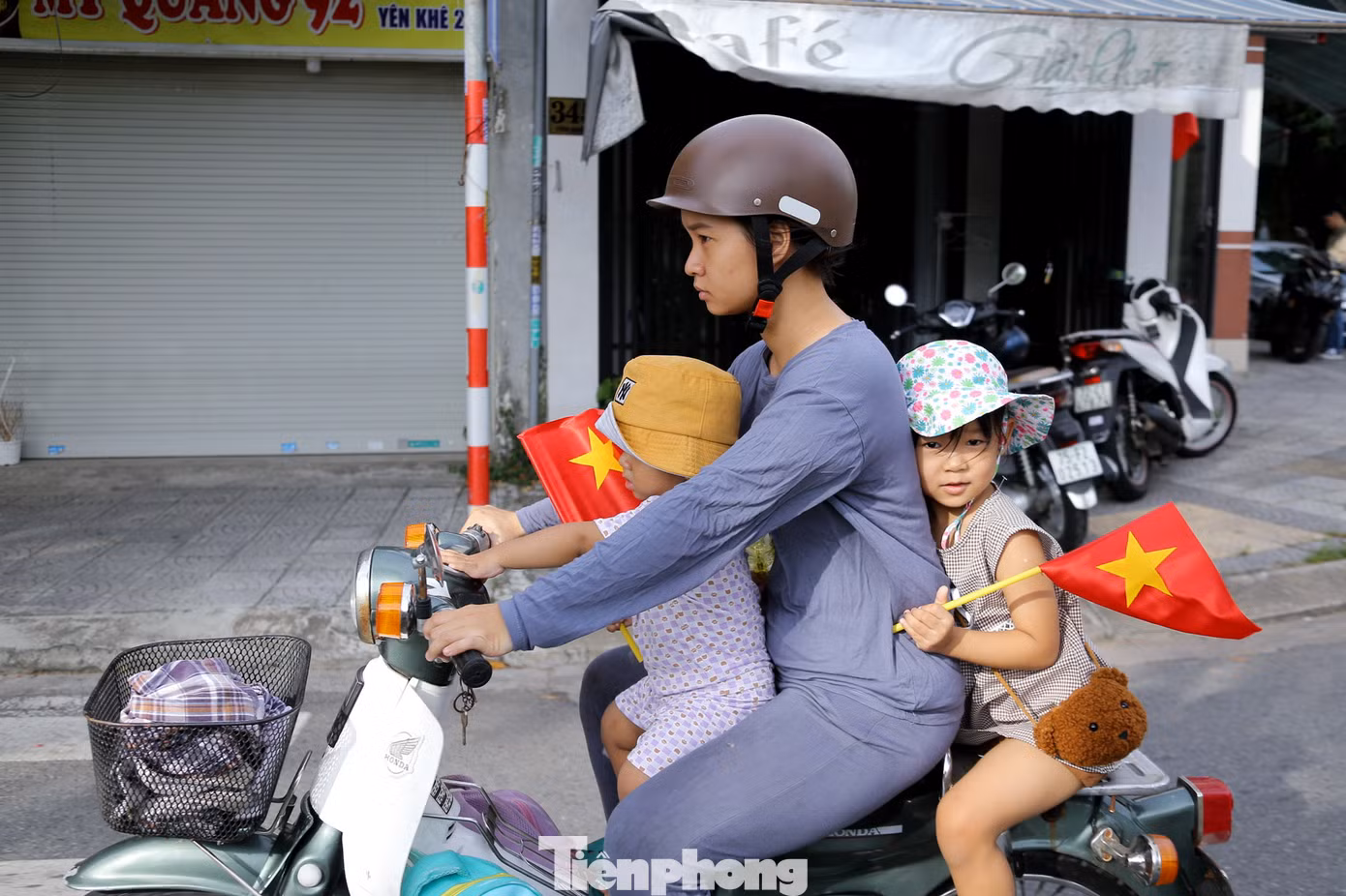 Hai em nhỏ vẫy cờ Tổ quốc trên tay thu hút sự chú ý của nhiều người đi đường. Hai em nhỏ vẫy cờ Tổ quốc trên tay thu hút sự chú ý của nhiều người đi đường.