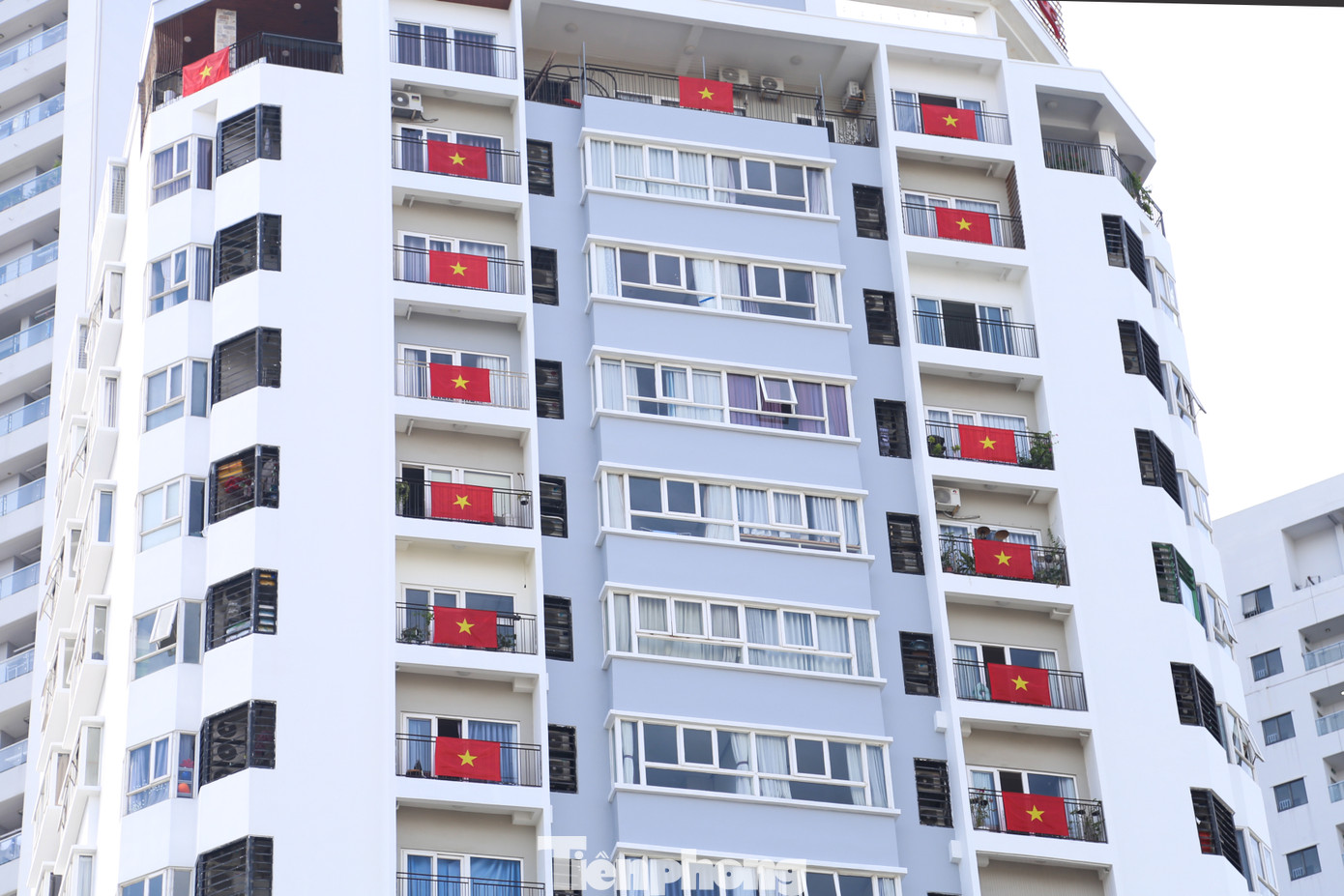 Tòa chung cư ở quận Sơn Trà rực đỏ sắc cờ, mỗi hộ dân đều treo cờ đỏ sao vàng ở ban công để đón Tết Độc lập. Tòa chung cư ở quận Sơn Trà rực đỏ sắc cờ, mỗi hộ dân đều treo cờ đỏ sao vàng ở ban công để đón Tết Độc lập.