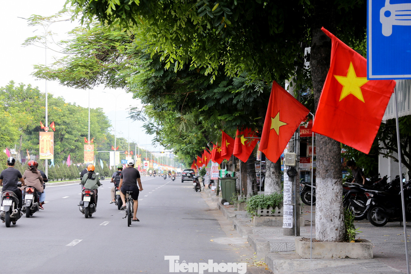 Trên tất cả các tuyến đường ở Đà Nẵng, dễ dàng bắt gặp hình ảnh lá cờ đỏ sao vàng tung bay rực rỡ trong nắng, tạo nên một hình ảnh đẹp trong lòng người dân và du khách. Trên tất cả các tuyến đường ở Đà Nẵng, dễ dàng bắt gặp hình ảnh lá cờ đỏ sao vàng tung bay rực rỡ trong nắng, tạo nên một hình ảnh đẹp trong lòng người dân và du khách.
