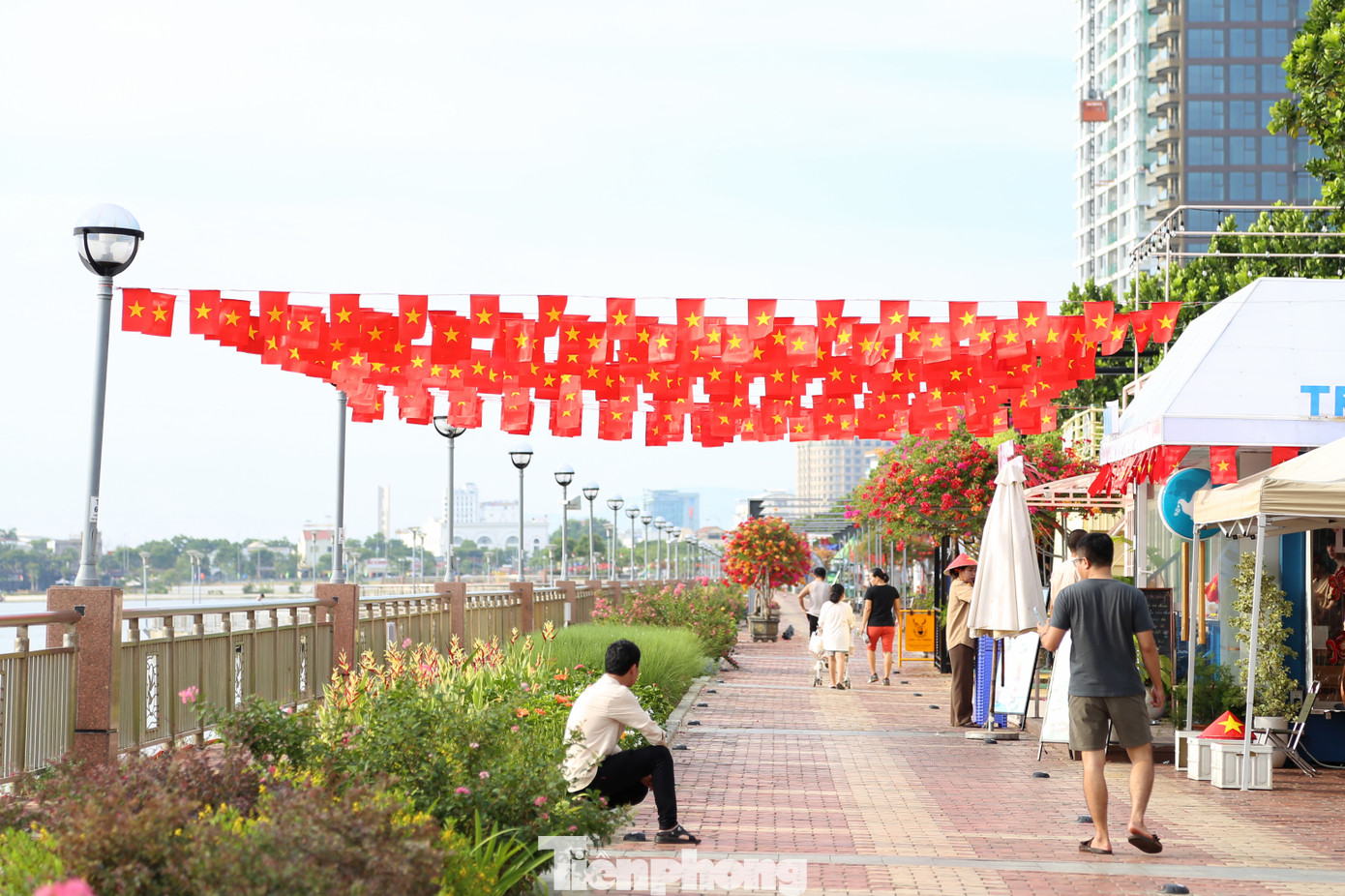 Một quán cafe ở khu phố đi bộ Bạch Đằng (quận Hải Châu) trang trí bằng những dây cờ đỏ sao vàng rực rỡ, thu hút rất đông người dân và các bạn trẻ đến check-in. Một quán cafe ở khu phố đi bộ Bạch Đằng (quận Hải Châu) trang trí bằng những dây cờ đỏ sao vàng rực rỡ, thu hút rất đông người dân và các bạn trẻ đến check-in.