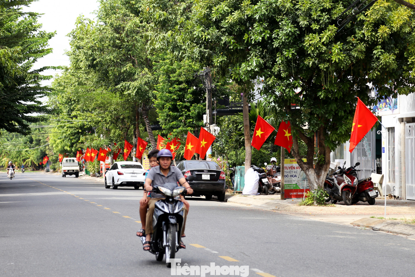 Từ nhiều ngày nay, các tuyến đường trung tâm Đà Nẵng như Nguyễn Văn Linh, Bạch Đằng, Lê Duẩn, Võ Văn Kiệt, Trần Phú... được trang trí cờ hoa rực rỡ để chào mừng Ngày Quốc khánh 2 tháng 9. Sắc cờ đỏ sao vàng ngập tràn khắp các khu dân cư. Ảnh: Giang Thanh Từ nhiều ngày nay, các tuyến đường trung tâm Đà Nẵng như Nguyễn Văn Linh, Bạch Đằng, Lê Duẩn, Võ Văn Kiệt, Trần Phú... được trang trí cờ hoa rực rỡ để chào mừng Ngày Quốc khánh 2 tháng 9. Sắc cờ đỏ sao vàng ngập tràn khắp các khu dân cư. Ảnh: Giang Thanh