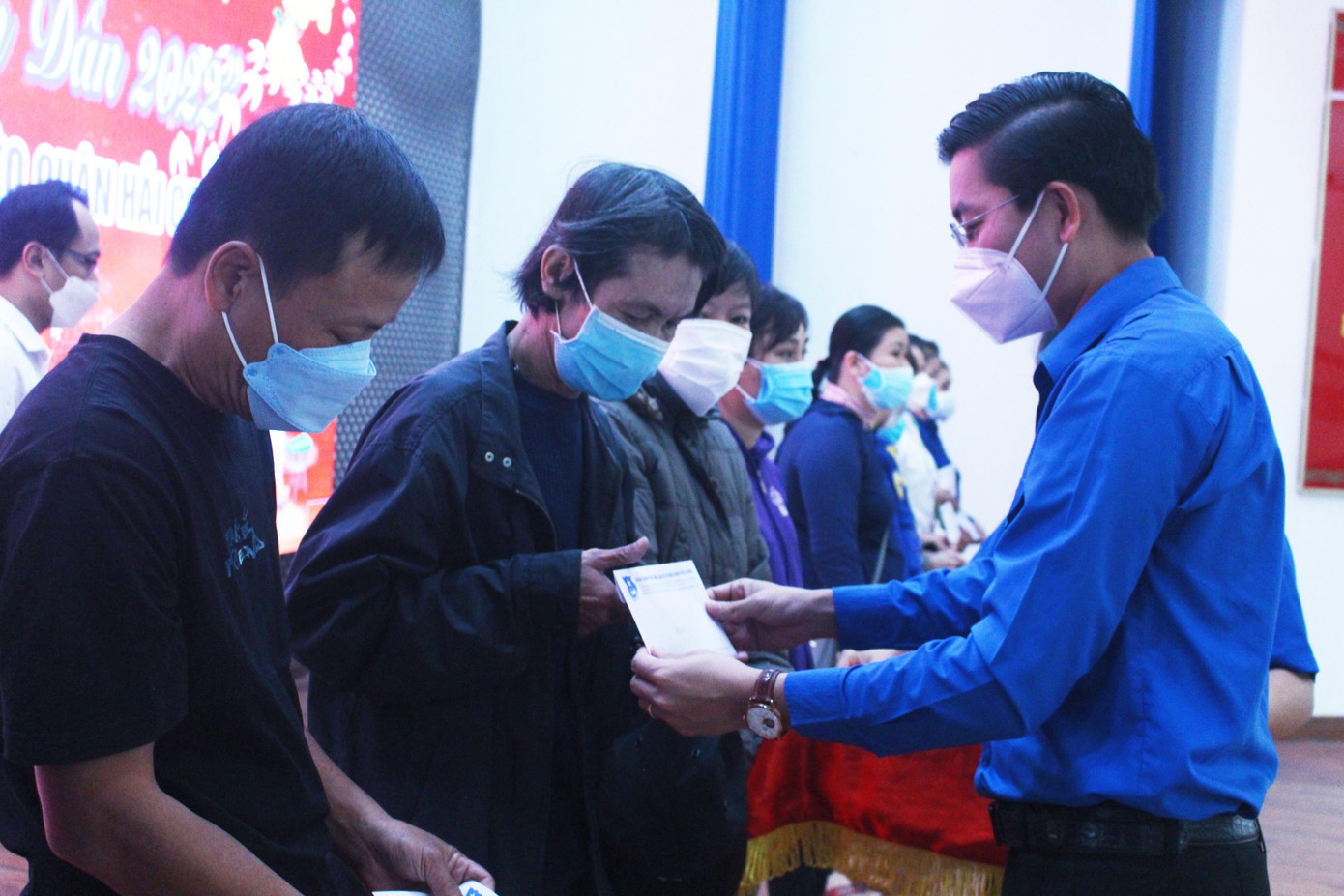 Hơn 100 suất quà Tết được trao tặng cho các gia đình có hoàn cảnh khó khăn trên địa bàn Đà Nẵng Hơn 100 suất quà Tết được trao tặng cho các gia đình có hoàn cảnh khó khăn trên địa bàn Đà Nẵng