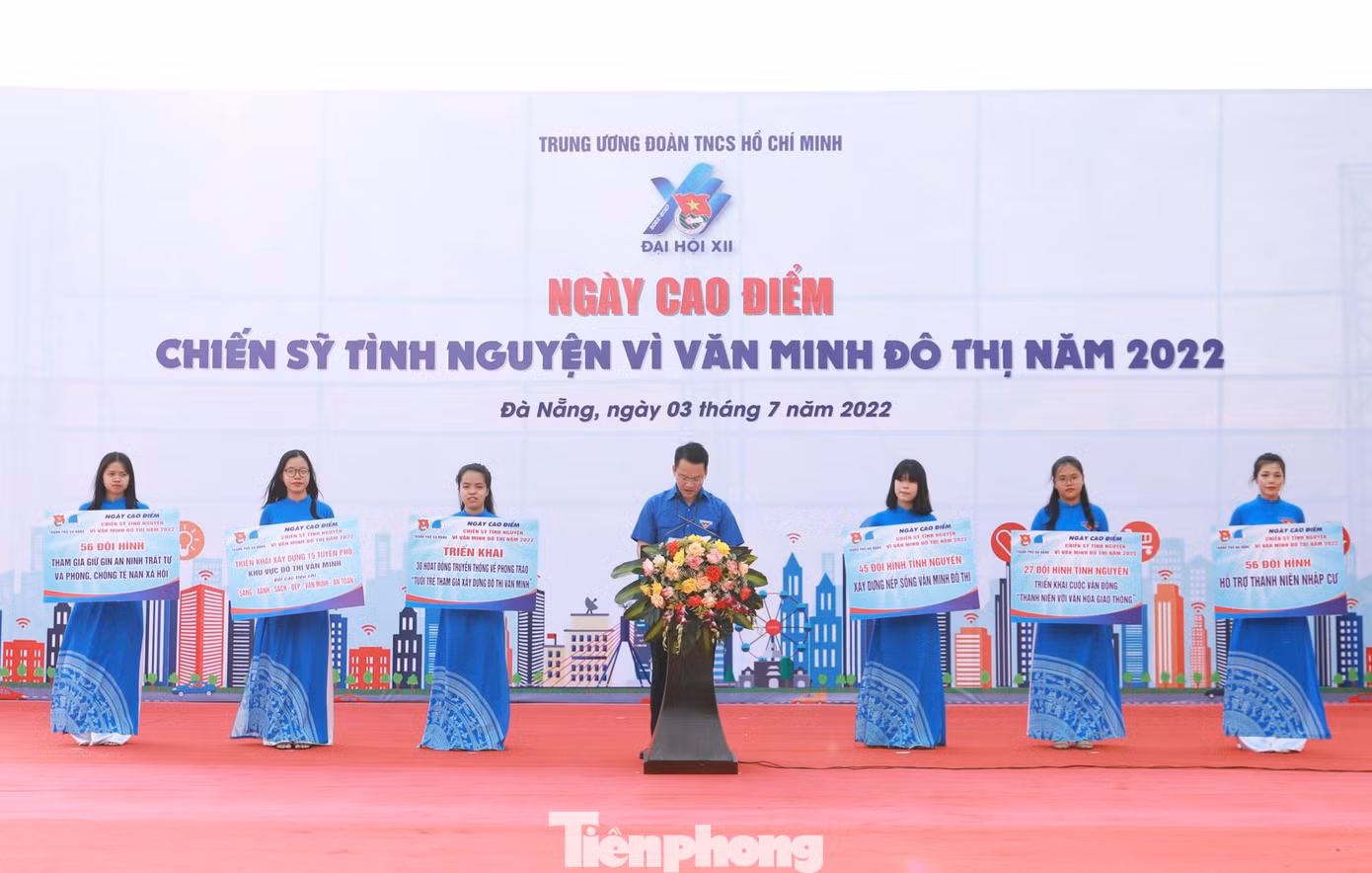 Hưởng ứng Ngày cao điểm Chiến sĩ tình nguyện vì văn minh đô thị năm 2022, Đà Nẵng ra quân hàng loạt đội hình tình nguyện trong giữ gìn cảnh quan đô thị, xây dựng các tuyến đường xanh - sạch - đẹp, giữ gìn văn hóa giao thông....