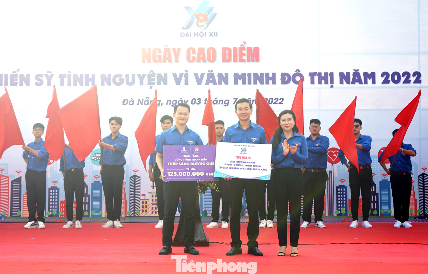 Bí thư Trung ương Đoàn Nguyễn Phạm Duy Trang trao tặng Thành Đoàn Đà Nẵng công trình thắp sáng đường quê và kinh phí hỗ trợ công trình lắp camera an ninh tại quận Ngũ Hành Sơn. Ảnh: Giang Thanh Bí thư Trung ương Đoàn Nguyễn Phạm Duy Trang trao tặng Thành Đoàn Đà Nẵng công trình thắp sáng đường quê và kinh phí hỗ trợ công trình lắp camera an ninh tại quận Ngũ Hành Sơn. Ảnh: Giang Thanh