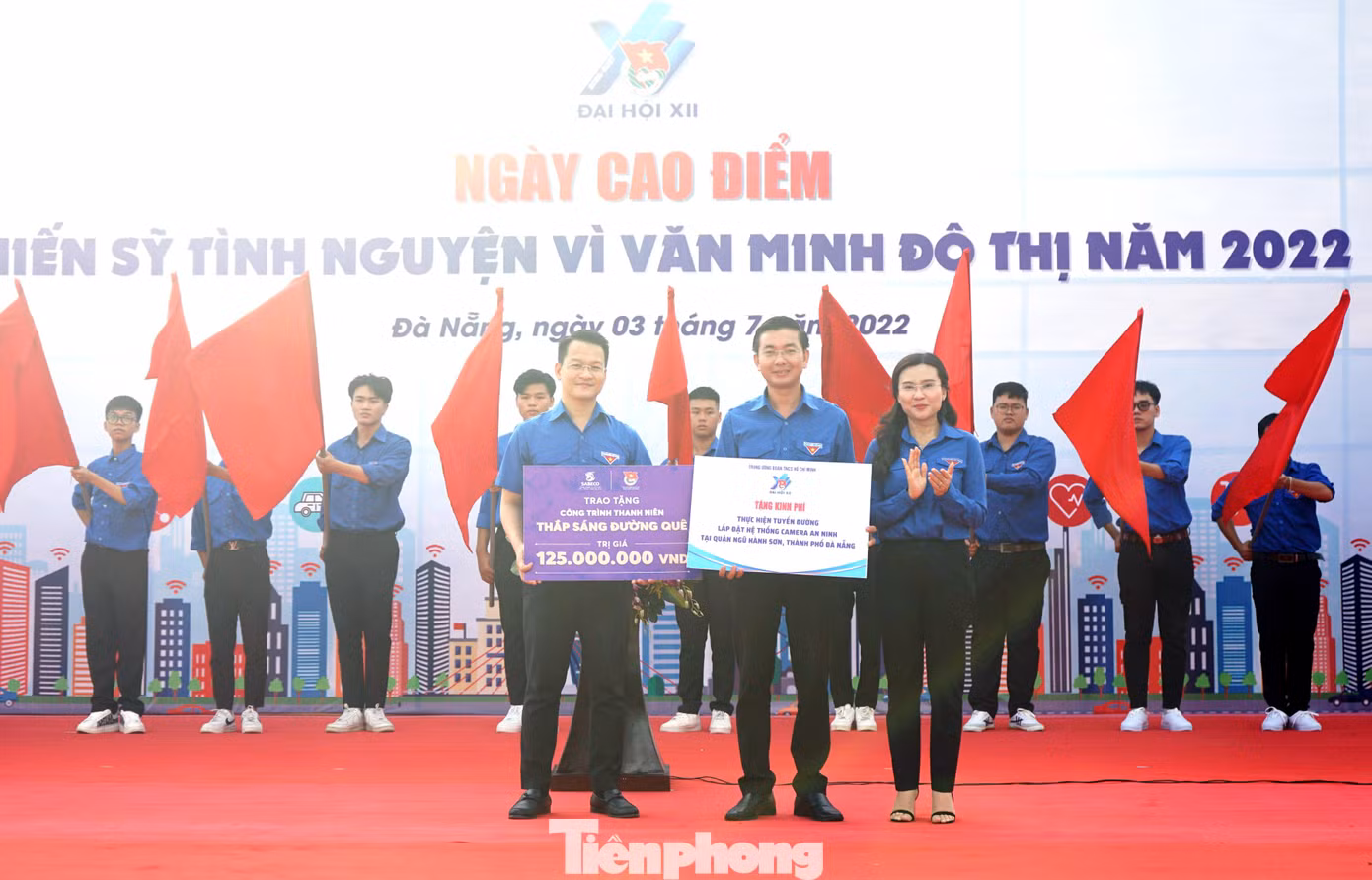 Bí thư Trung ương Đoàn Nguyễn Phạm Duy Trang trao tặng Thành Đoàn Đà Nẵng công trình thắp sáng đường quê và kinh phí hỗ trợ công trình lắp camera an ninh tại quận Ngũ Hành Sơn. Ảnh: Giang Thanh
