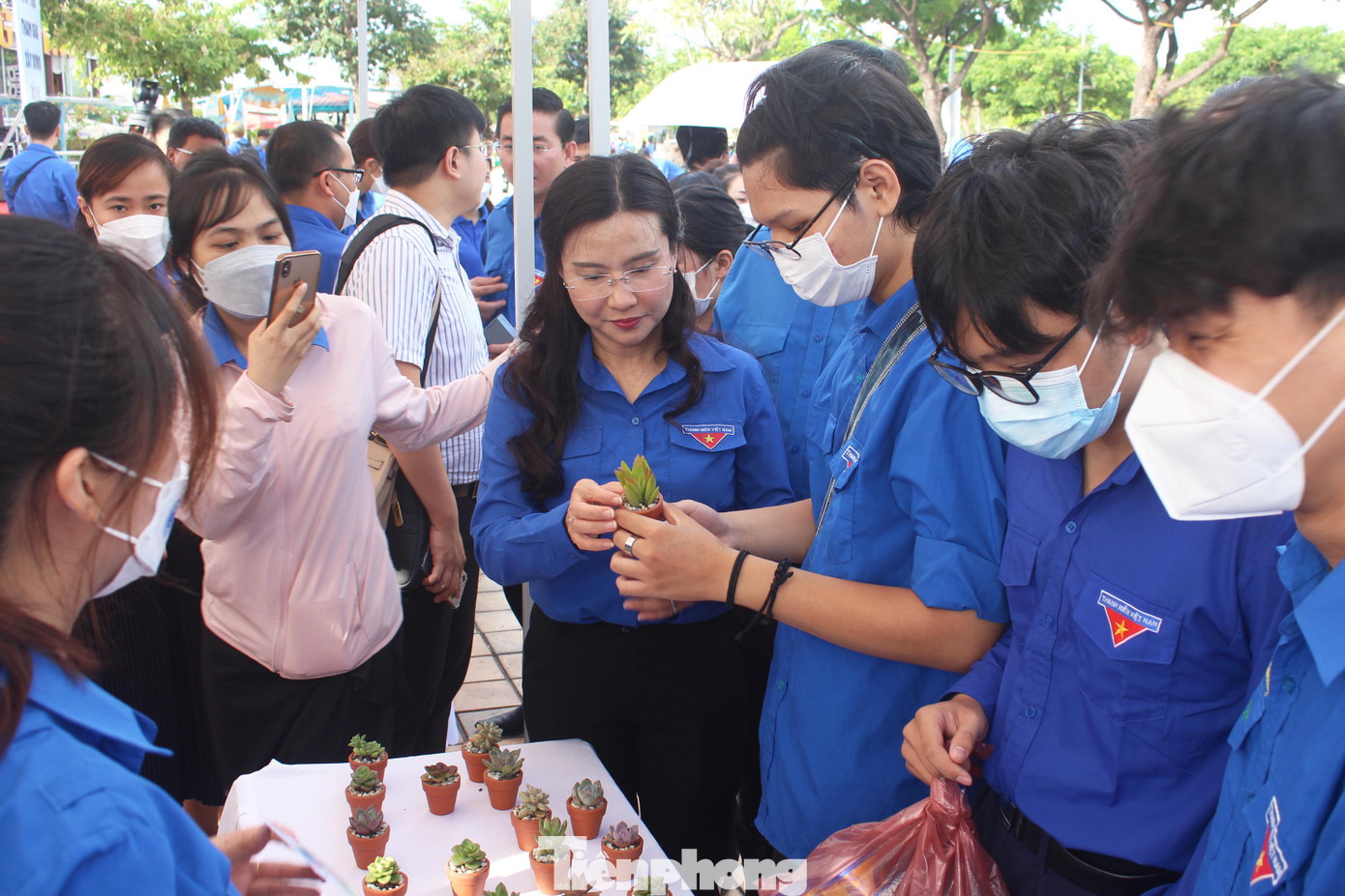 Bí thư TƯ Đoàn Nguyễn Phạm Duy Trang tham gia hoạt động đổi rác lấy cây xanh, đổi rác lấy quà tại khu vực công viên Bờ tây Cầu Rồng Bí thư TƯ Đoàn Nguyễn Phạm Duy Trang tham gia hoạt động đổi rác lấy cây xanh, đổi rác lấy quà tại khu vực công viên Bờ tây Cầu Rồng