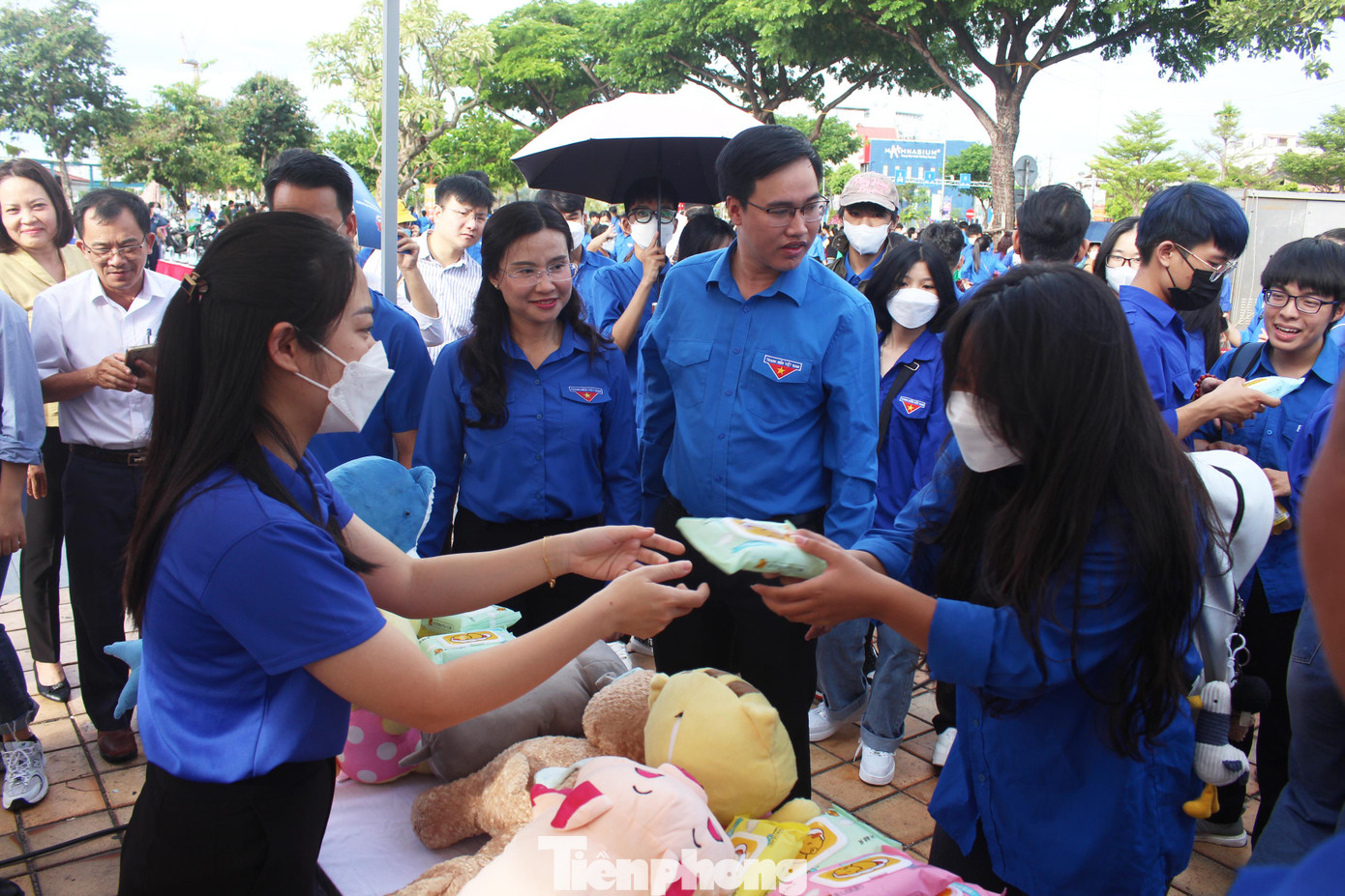 Các hoạt động thu gom rác thải nhựa, đổi rác lấy quà, đổi rác lấy cây... thu hút sự tham gia của đông đảo đoàn viên thanh niên Các hoạt động thu gom rác thải nhựa, đổi rác lấy quà, đổi rác lấy cây... thu hút sự tham gia của đông đảo đoàn viên thanh niên