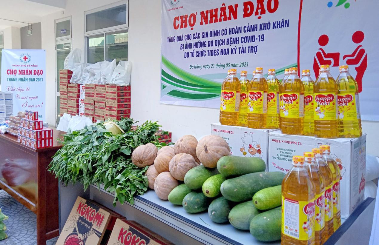 Phiên chợ bày bán đầy đủ các loại nhu yếu phẩm, thực phẩm, người dân thoải mái lựa chọn theo nhu cầu Phiên chợ bày bán đầy đủ các loại nhu yếu phẩm, thực phẩm, người dân thoải mái lựa chọn theo nhu cầu