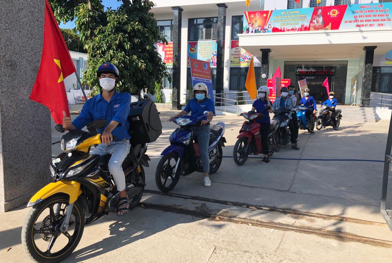 Trong chiều này, các đội hình "Tiếng loa thanh niên" của các Đoàn phường, Đoàn xã sẽ tiếp tục hoạt động để tuyên truyền và nhắc nhở người dân đi bầu cử. Trong chiều này, các đội hình "Tiếng loa thanh niên" của các Đoàn phường, Đoàn xã sẽ tiếp tục hoạt động để tuyên truyền và nhắc nhở người dân đi bầu cử.