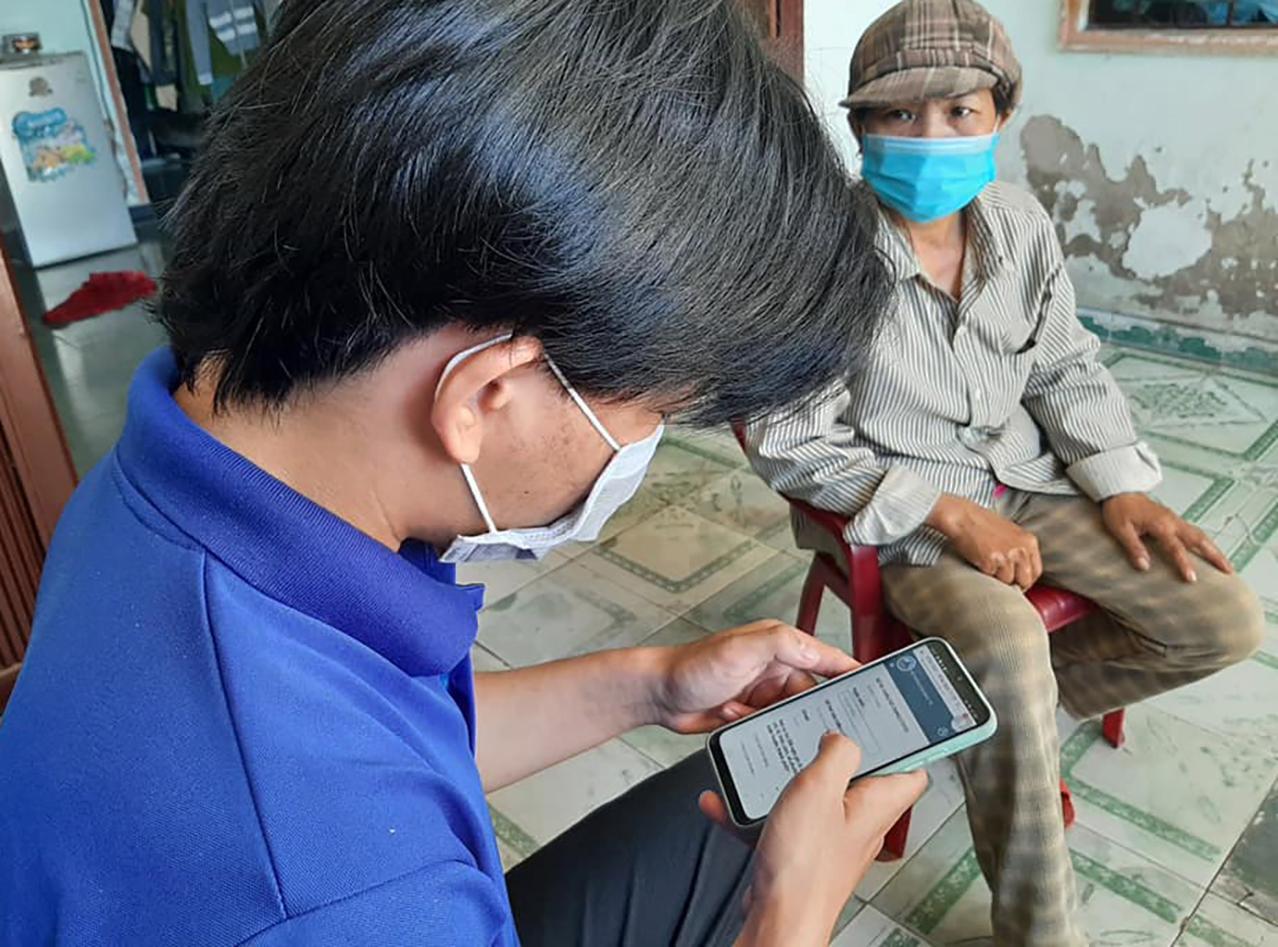 Ngoài ra, lực lượng đoàn viên thanh niên tại các Quận, Huyện Đoàn cũng ra quân hỗ trợ người dân khai báo y tế trước ngày hội bầu cử. Trong ảnh, tình nguyện viên đội hỗ trợ bầu cử của phường Hòa Phát (quận Cẩm Lệ) đang hướng dẫn, giúp đỡ người dân khai báo y tế trước khi đi bầu cử. Ngoài ra, lực lượng đoàn viên thanh niên tại các Quận, Huyện Đoàn cũng ra quân hỗ trợ người dân khai báo y tế trước ngày hội bầu cử. Trong ảnh, tình nguyện viên đội hỗ trợ bầu cử của phường Hòa Phát (quận Cẩm Lệ) đang hướng dẫn, giúp đỡ người dân khai báo y tế trước khi đi bầu cử.