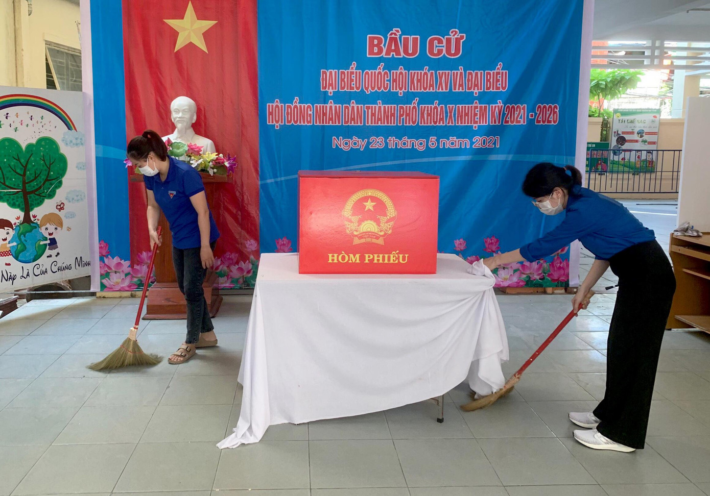 Tại phường An Khê (quận Thanh Khê), 9/9 điểm bầu cử đã được dọn vệ sinh sạch sẽ, hoàn thành các khâu chuẩn bị cuối cùng để sẵn sàng cho ngày bầu cử. Theo anh Đỗ Văn Thành, Bí thư Đoàn phường, trong ngày mai (23/5), lực lượng đoàn viên sẽ tiếp tục tham gia tình nguyện tại các điểm bầu cử, hỗ trợ người dân khai báo y tế, kiểm tra thân nhiệt... Tại phường An Khê (quận Thanh Khê), 9/9 điểm bầu cử đã được dọn vệ sinh sạch sẽ, hoàn thành các khâu chuẩn bị cuối cùng để sẵn sàng cho ngày bầu cử. Theo anh Đỗ Văn Thành, Bí thư Đoàn phường, trong ngày mai (23/5), lực lượng đoàn viên sẽ tiếp tục tham gia tình nguyện tại các điểm bầu cử, hỗ trợ người dân khai báo y tế, kiểm tra thân nhiệt...