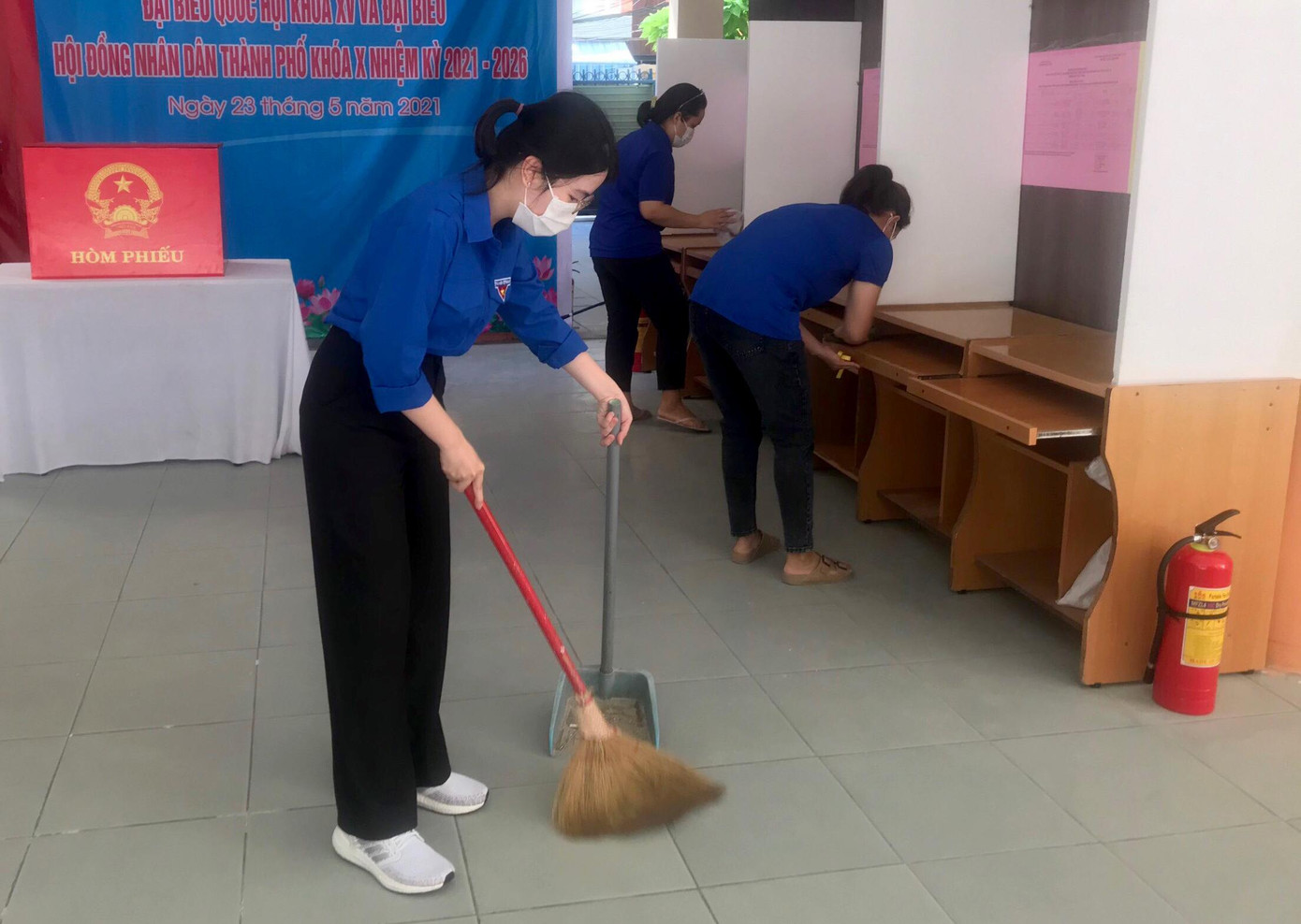 Từ sáng sớm, các bạn đoàn viên thanh niên của Quận Hải Châu đã tỏa ra các điểm bầu cử trên địa bàn để hỗ trợ các tổ bầu cử hoàn tất công việc trang trí, dọn vệ sinh, chuẩn bị phiếu bầu... Từ sáng sớm, các bạn đoàn viên thanh niên của Quận Hải Châu đã tỏa ra các điểm bầu cử trên địa bàn để hỗ trợ các tổ bầu cử hoàn tất công việc trang trí, dọn vệ sinh, chuẩn bị phiếu bầu...