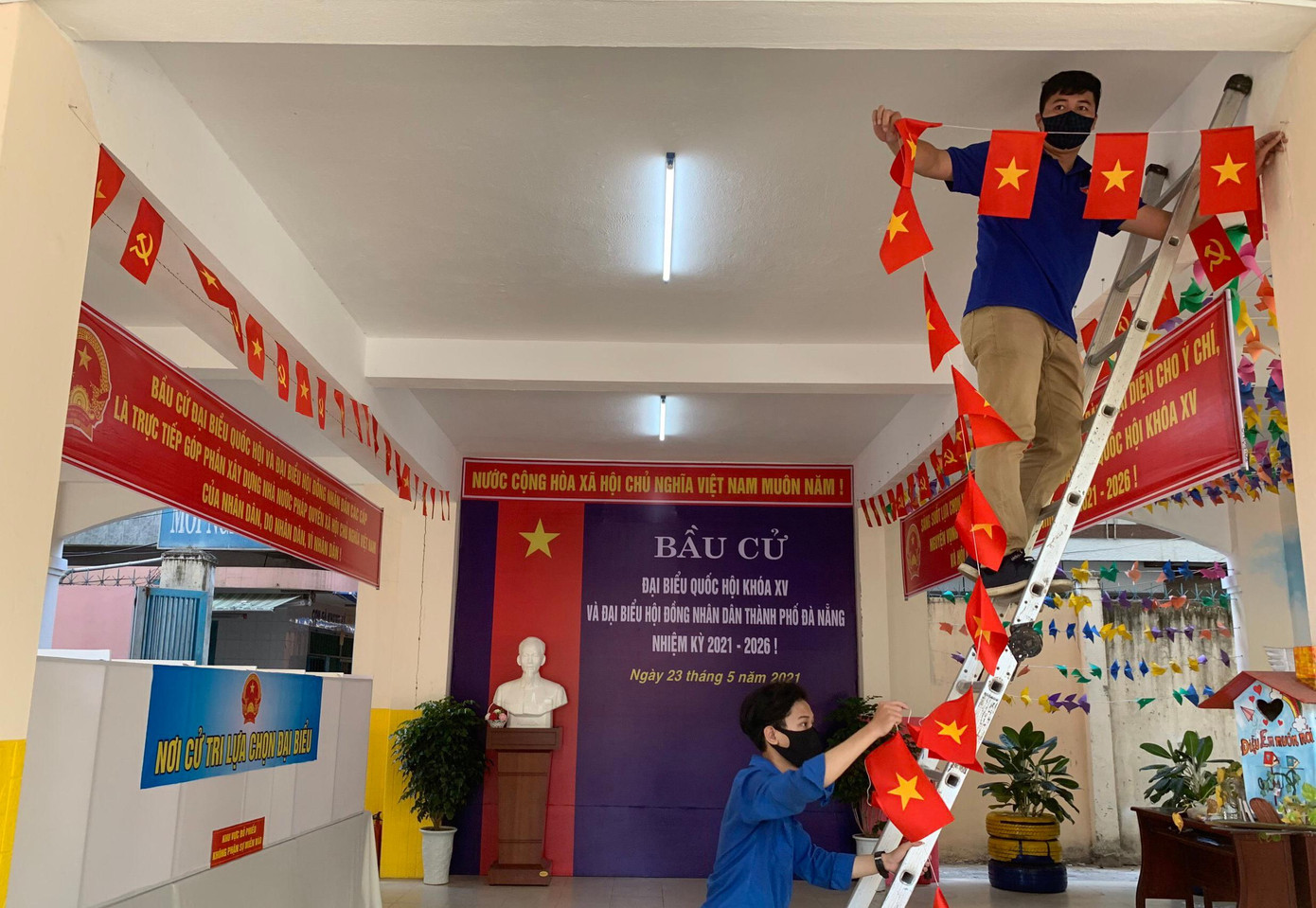 Theo anh Nguyễn Tấn Tài, Phó Bí thư thường trực Quận Đoàn Hải Châu, trong thời gian qua, lực lượng đoàn viên thanh niên trên địa bàn cũng đã liên tục hỗ trợ các tổ bầu cử trong công tác chuẩn bị. "Hôm nay là ngày cuối để chuẩn bị cho ngày hội bầu cử, bởi vậy, lực lượng tình nguyện viên đã có mặt từ rất sớm tại các điểm bầu cử để hỗ trợ", anh Tài nói. Theo anh Nguyễn Tấn Tài, Phó Bí thư thường trực Quận Đoàn Hải Châu, trong thời gian qua, lực lượng đoàn viên thanh niên trên địa bàn cũng đã liên tục hỗ trợ các tổ bầu cử trong công tác chuẩn bị. "Hôm nay là ngày cuối để chuẩn bị cho ngày hội bầu cử, bởi vậy, lực lượng tình nguyện viên đã có mặt từ rất sớm tại các điểm bầu cử để hỗ trợ", anh Tài nói.