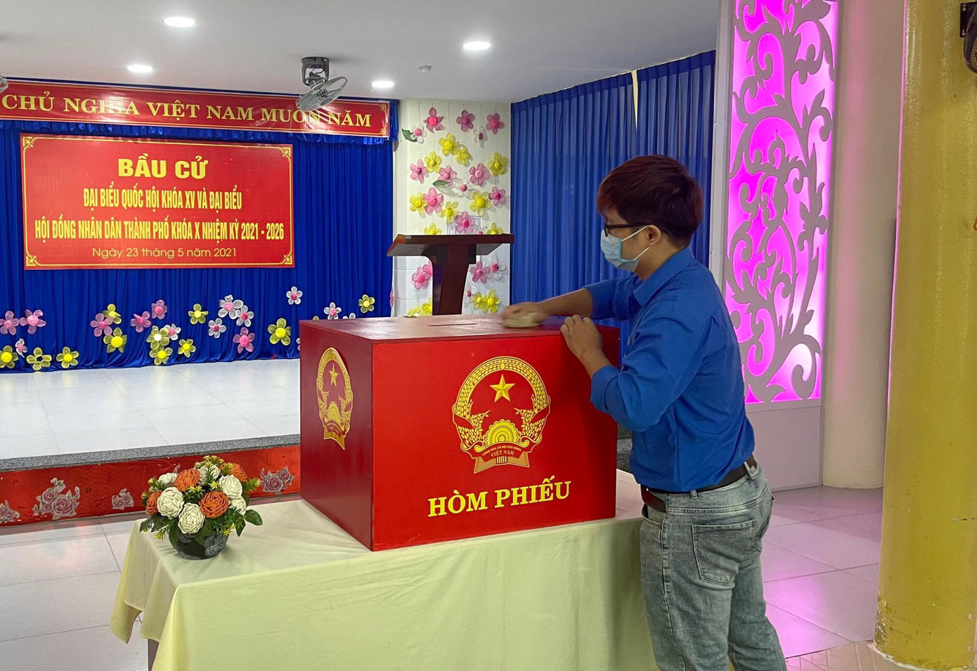 Để hỗ trợ tổ chức ngày hội bầu cử, trước đó, Thành Đoàn Đà Nẵng đã có văn bản kêu gọi lực lượng đoàn viên thanh niên trên địa bàn đồng loạt ra quân vệ sinh môi trường, dọn dẹp cảnh quan tại 525 điểm bỏ phiếu trên địa bàn. Để hỗ trợ tổ chức ngày hội bầu cử, trước đó, Thành Đoàn Đà Nẵng đã có văn bản kêu gọi lực lượng đoàn viên thanh niên trên địa bàn đồng loạt ra quân vệ sinh môi trường, dọn dẹp cảnh quan tại 525 điểm bỏ phiếu trên địa bàn.