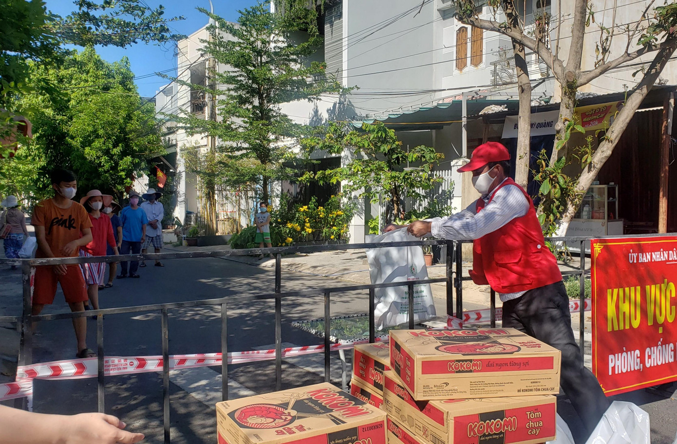 Trong dịp này, hơn 2000 túi hàng gia đình cũng được trao tặng cho các hộ khó khăn trong các khu phong tỏa, khu vực cách ly y tế... Trong dịp này, hơn 2000 túi hàng gia đình cũng được trao tặng cho các hộ khó khăn trong các khu phong tỏa, khu vực cách ly y tế...