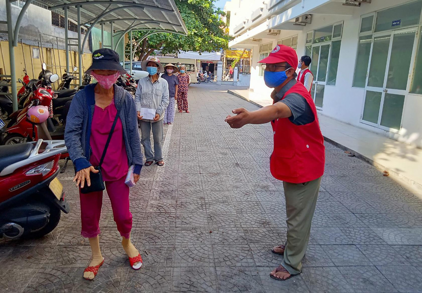 Phiên chợ được chia thành nhiều khung giờ để đảm bảo không tập trung quá đông người, người dân cũng được yêu cầu đeo khẩu trang, rửa tay sát khuẩn và được đo thân nhiệt trước khi vào chợ Phiên chợ được chia thành nhiều khung giờ để đảm bảo không tập trung quá đông người, người dân cũng được yêu cầu đeo khẩu trang, rửa tay sát khuẩn và được đo thân nhiệt trước khi vào chợ