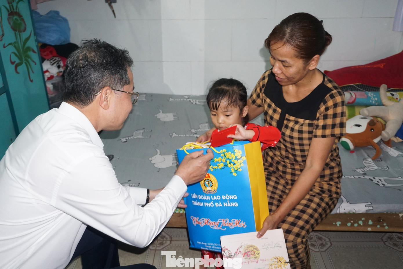 Ông Nguyễn Văn Quảng hỏi thăm hoàn cảnh gia đình, tặng quà Tết và lì xì năm mới cho con công nhân.