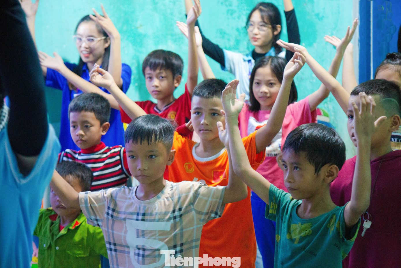 Nhóm tình nguyện giao lưu trò chơi và làm quen cùng các em nhỏ trường Tiểu học Đắc Ốc. Sau đó, tổ chức các lớp học kỹ năng cho các em ở đây.