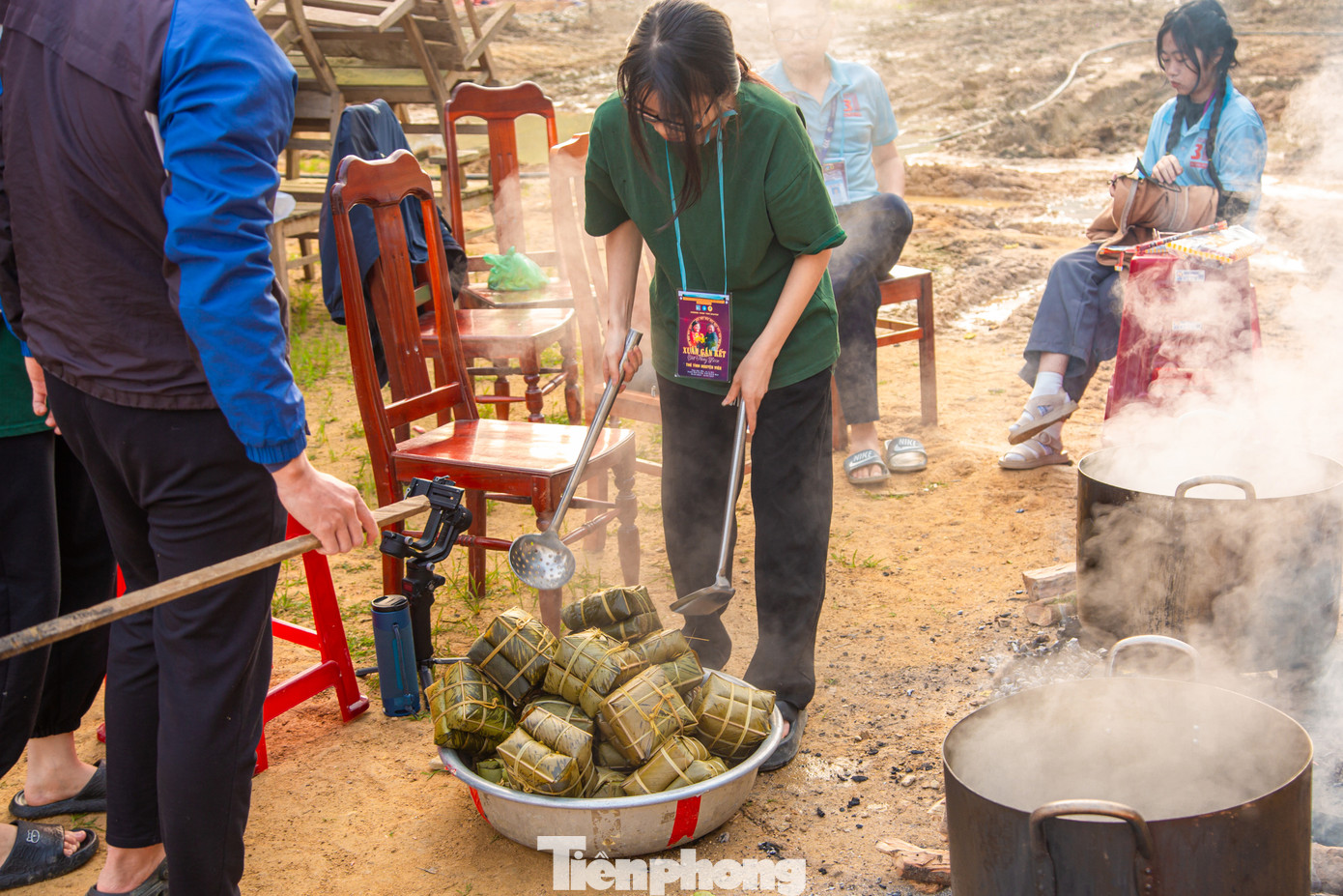 Chỉ một chốc, hàng chục chiếc bánh chưng vuông vức được hoàn thành. Cùng với các mặt hàng nhu yếu phẩm, bánh kẹo..., đây sẽ là những món quà Tết được các tình nguyện viên trao đến tận tay gần 50 hộ dân đặc biệt khó khăn trong thôn.