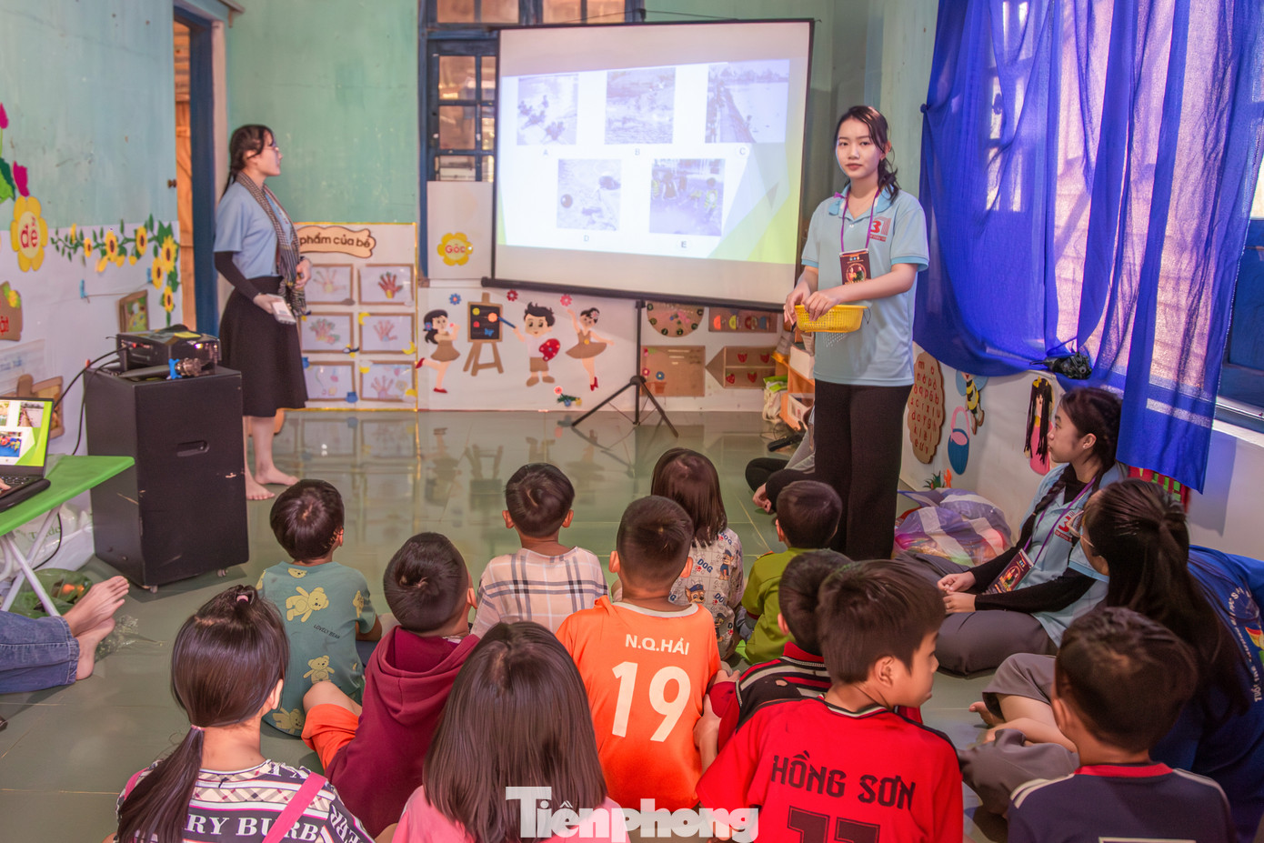 "Em thật sự rất vui khi được góp một phần nhỏ để cùng mọi người mang Tết ấm đến với người dân và các em nhỏ ở vùng biên. Những chiếc bánh chưng, phần bánh kẹo, quần áo ấm mới hi vọng sẽ giúp bà con có cái Tết đủ đầy hơn", Nhi kể.