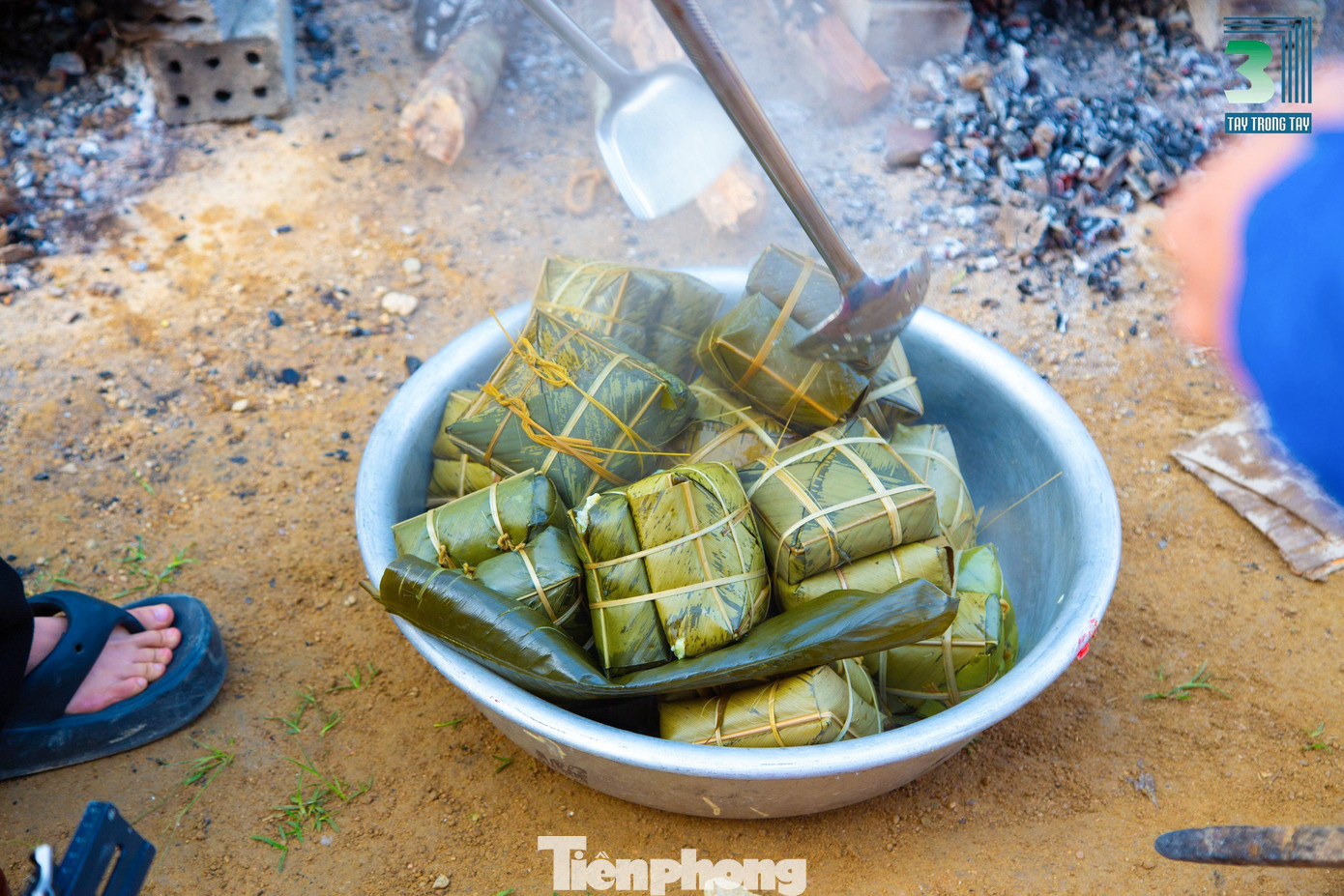 Lần đầu tham gia một chuyến tình nguyện xa nhà, Thái Yến Nhi (SN 2005, khoa Giáo dục Tiểu học, ĐH Sư phạm) rất háo hức. Dù chặng đường di chuyển vất vả, quanh co nhưng khi thấy nụ cười, ánh mắt chờ đón của những em nhỏ ở đây, Nhi cùng các đồng đội vơi hết mệt mỏi.