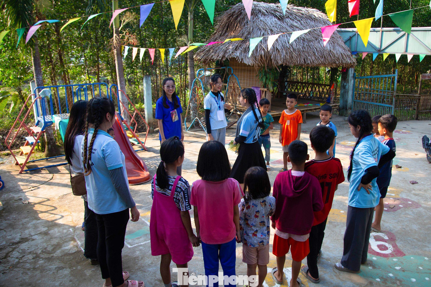 Chuyến xe những ngày cận Tết còn chở đầy những phần quà Tết, gạo nếp, lá dong, đậu xanh..., mang theo cả tình cảm đong đầy của các nhà hảo tâm, các bạn sinh viên ở miền xuôi gửi lên miền ngược.